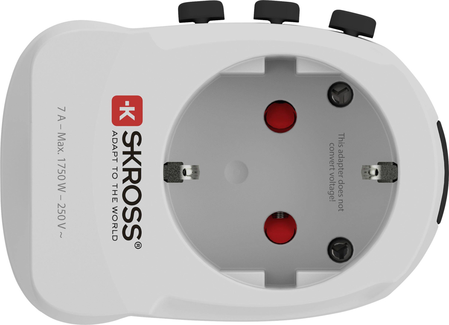 Witte reisadapter met drie gaten. Rode details. Tekst geeft aan dat adapter geen spanning omzet.