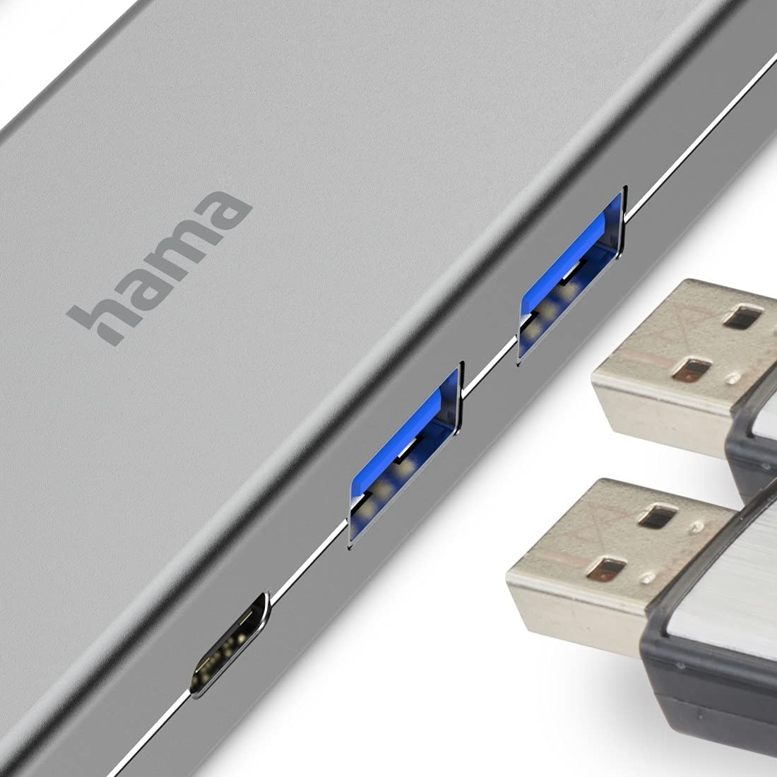 USB hub közeli kép USB portokkal és USB meghajtókkal.