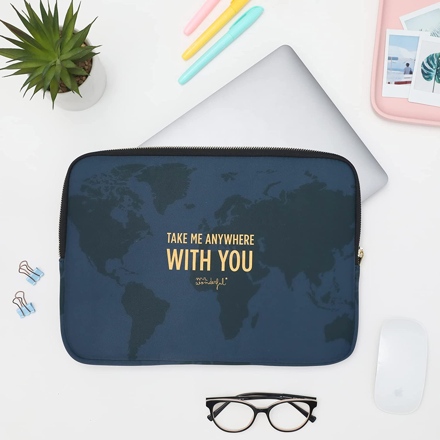 Funda para portátil con diseño de mapa, texto: 'TAKE ME ANYWHERE WITH YOU', con accesorios.