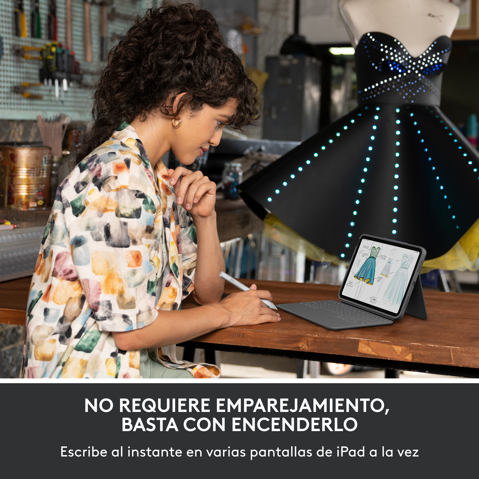 Una mujer está en un escritorio con una tableta y un bolígrafo. Hay un maniquí con luces detrás de ella.