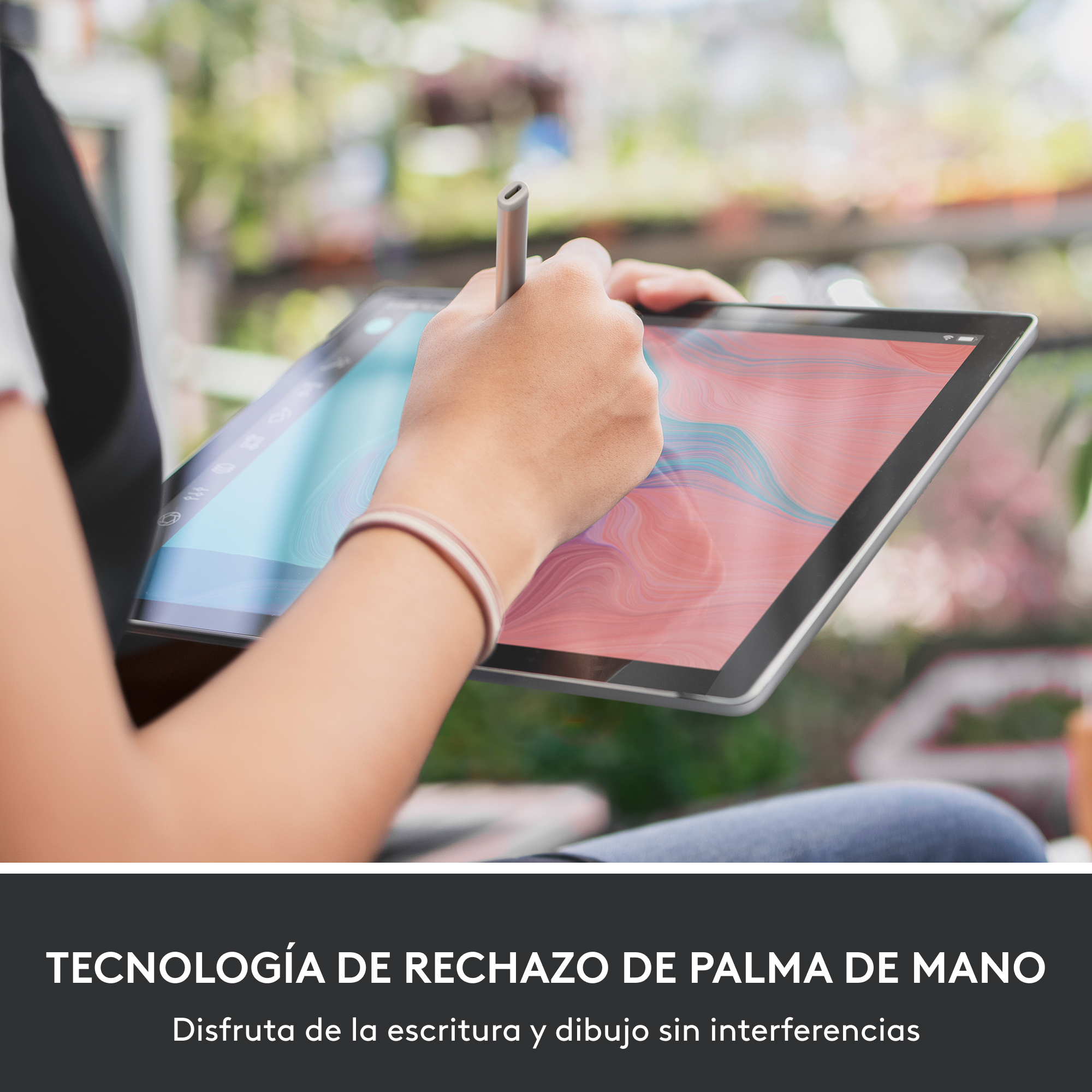 Una persona usa un lápiz en una tableta. Hay un texto debajo en español.