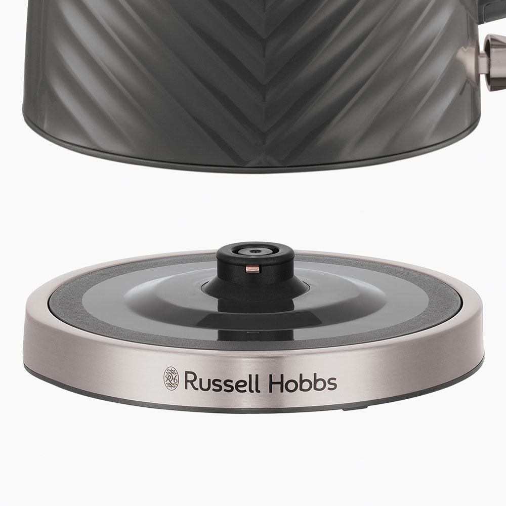Szürke Russell Hobbs vízforraló, logóval ellátott talpazat és fekete központ.