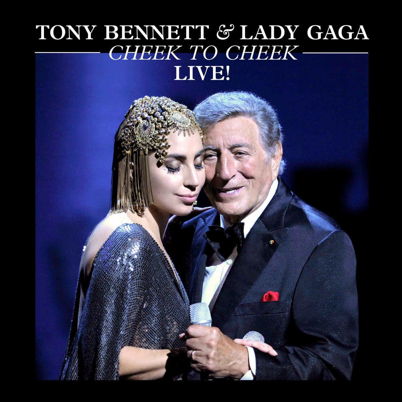 Tony Bennett en Lady Gaga op het podium. Ze omarmen elkaar en houden microfoons vast. Tekst: 'Cheek to Cheek LIVE!'