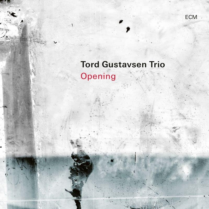 Album borító. Tord Gustavsen Trio: Opening. Piros szöveg texturált, fehér és szürke háttéren.