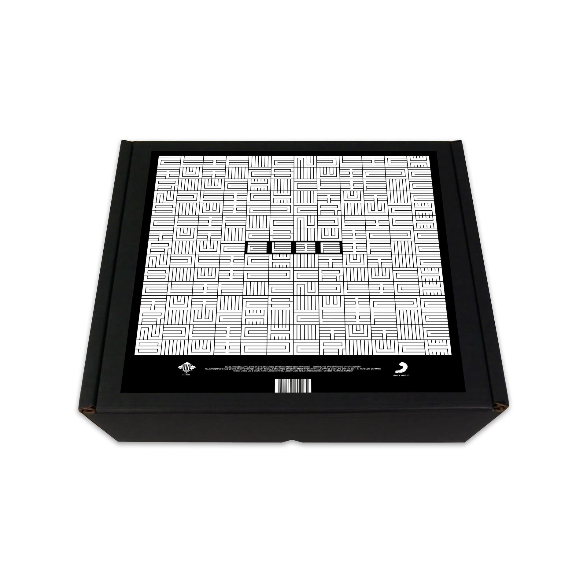 Schwarze Box mit Labyrinth-Design auf der Vorderseite. Weißer Hintergrund.