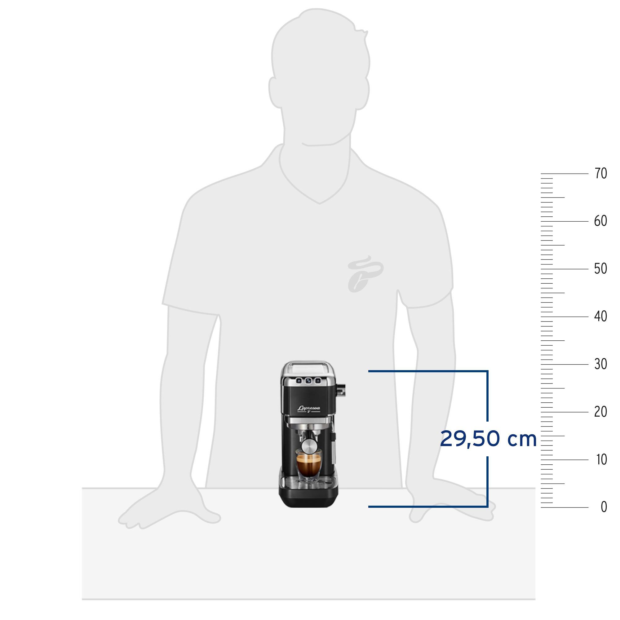 Espressomaschine mit Tasse, neben einer Person. Messung: 29,50 cm.