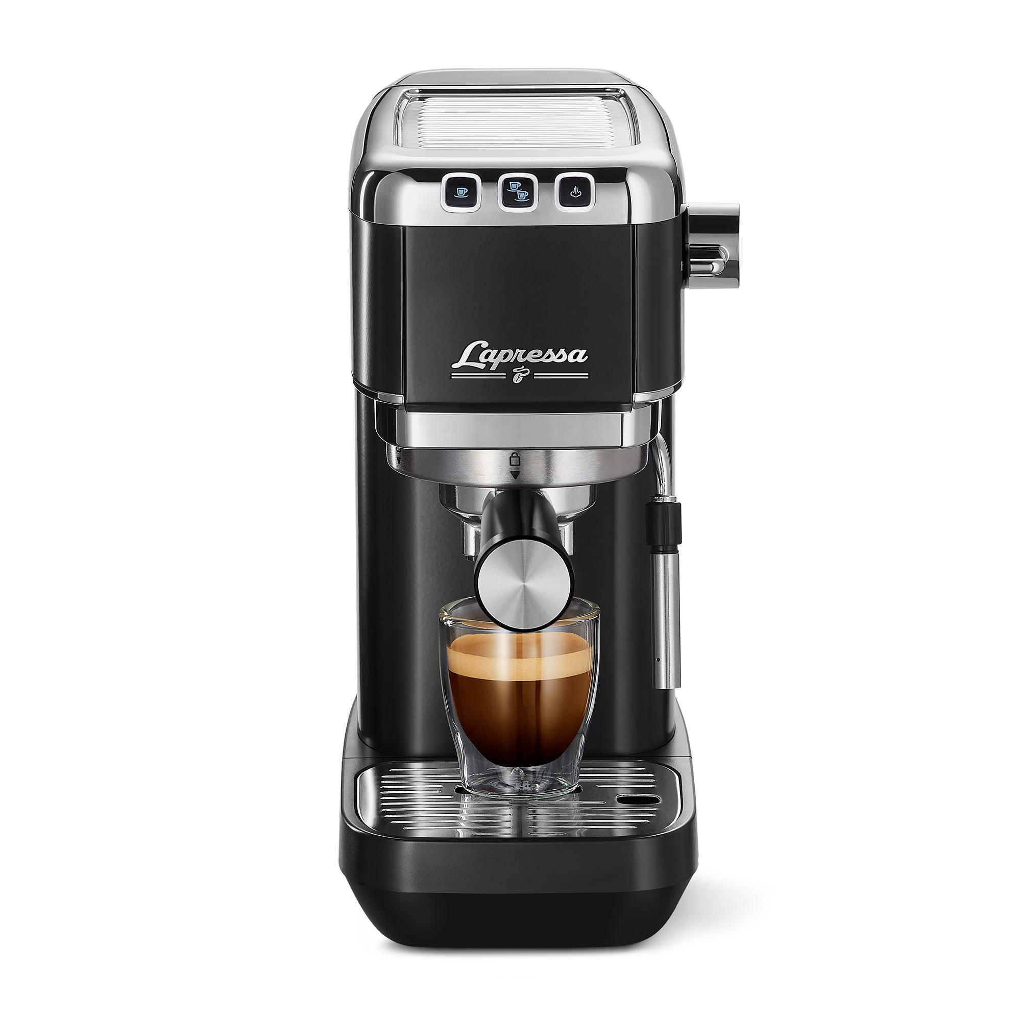 Schwarz-silberne Espressomaschine mit einem Glas Kaffee. Der Markenname Lapressa wird angezeigt.