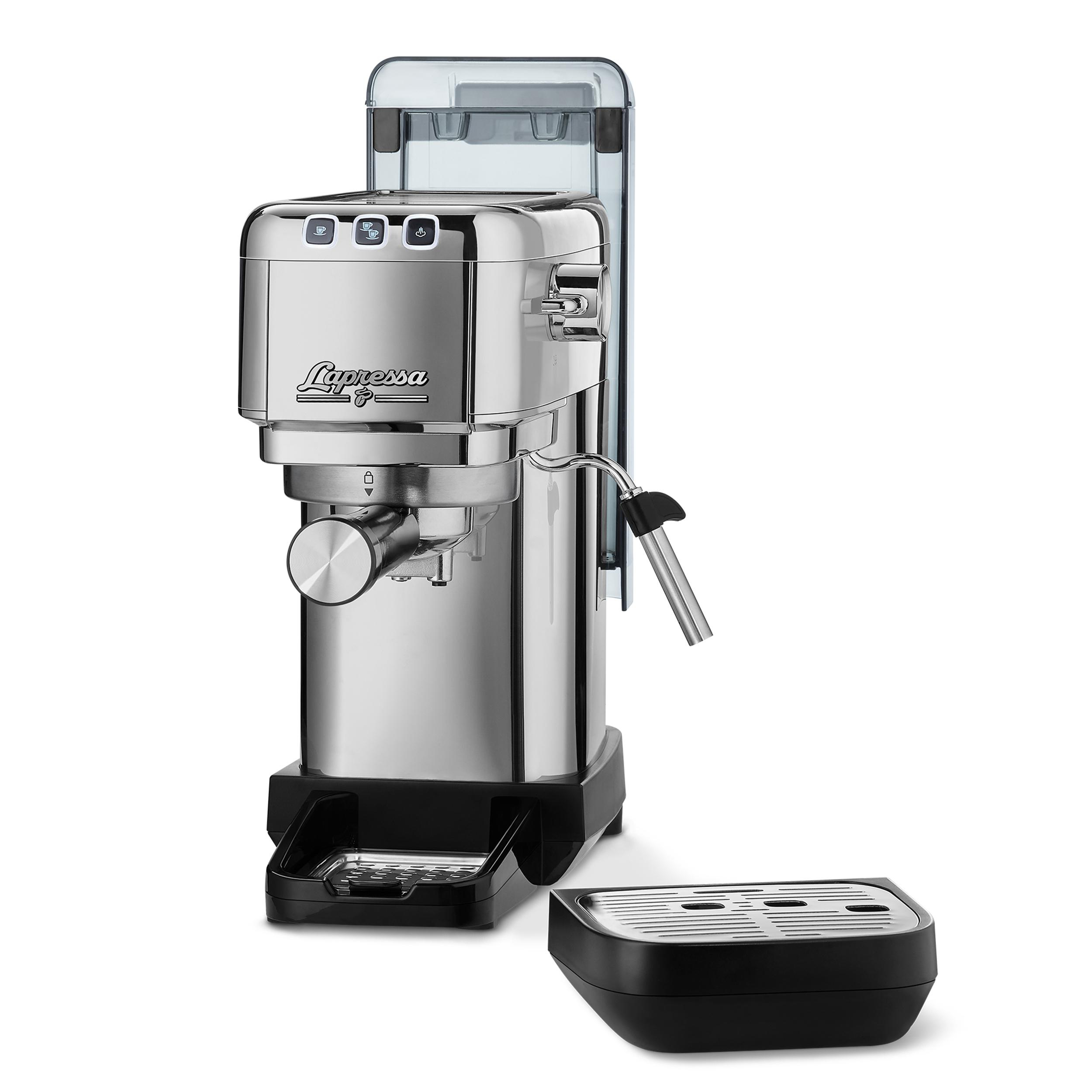 Eine silberne Espressomaschine mit schwarzem Sockel und separater schwarzer Abtropfschale.