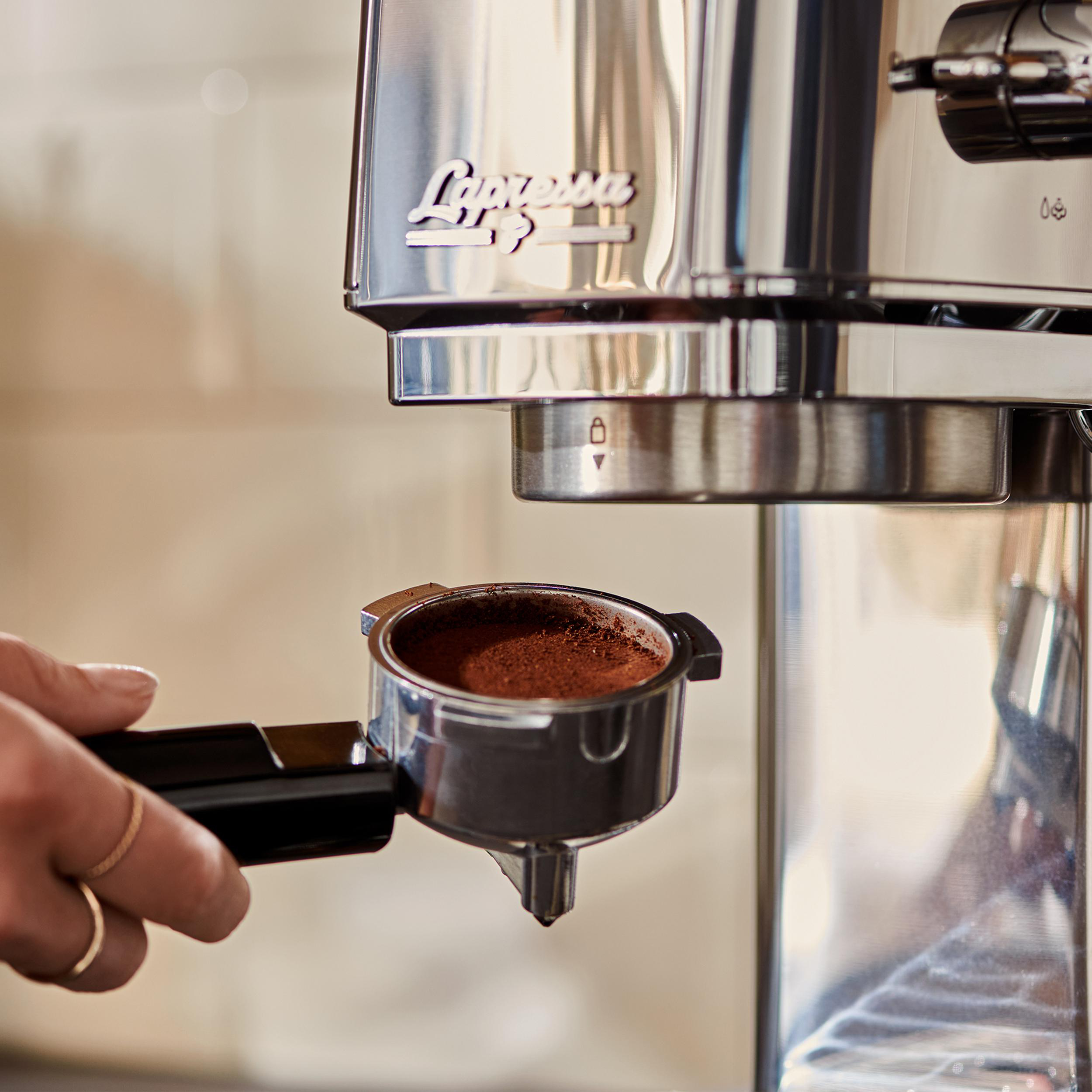 Espressomaschine mit einem Siebträger, der gemahlenen Kaffee enthält.