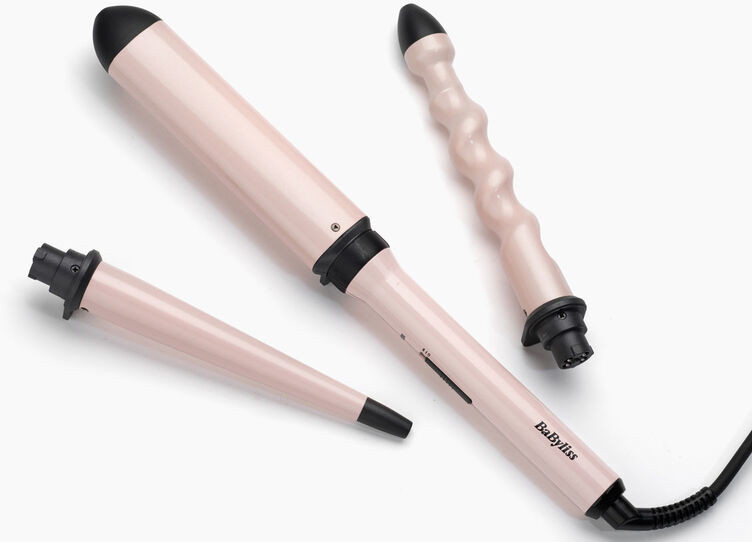 Trois fers à friser Babyliss roses avec différents accessoires, pour diverses coiffures, sur fond blanc.