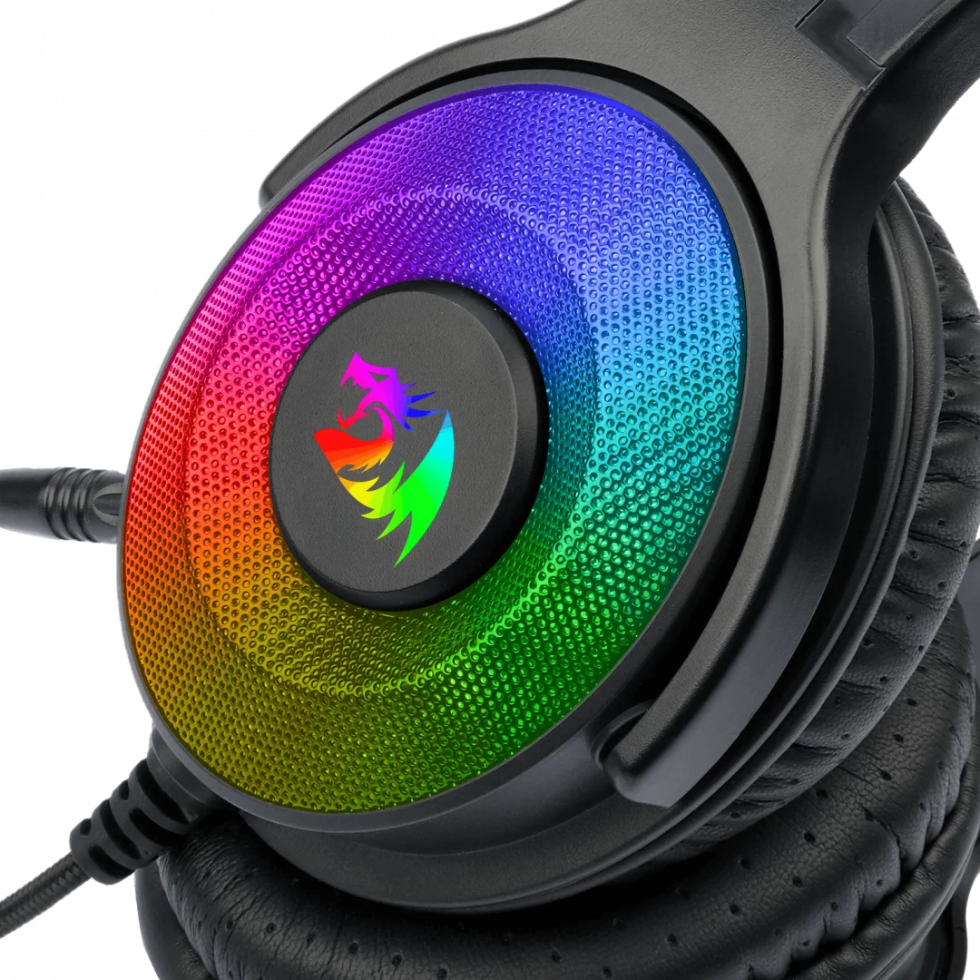 Egy fekete gaming headset színes LED gyűrűvel a fülkagyló körül, és egy mikrofonnal.