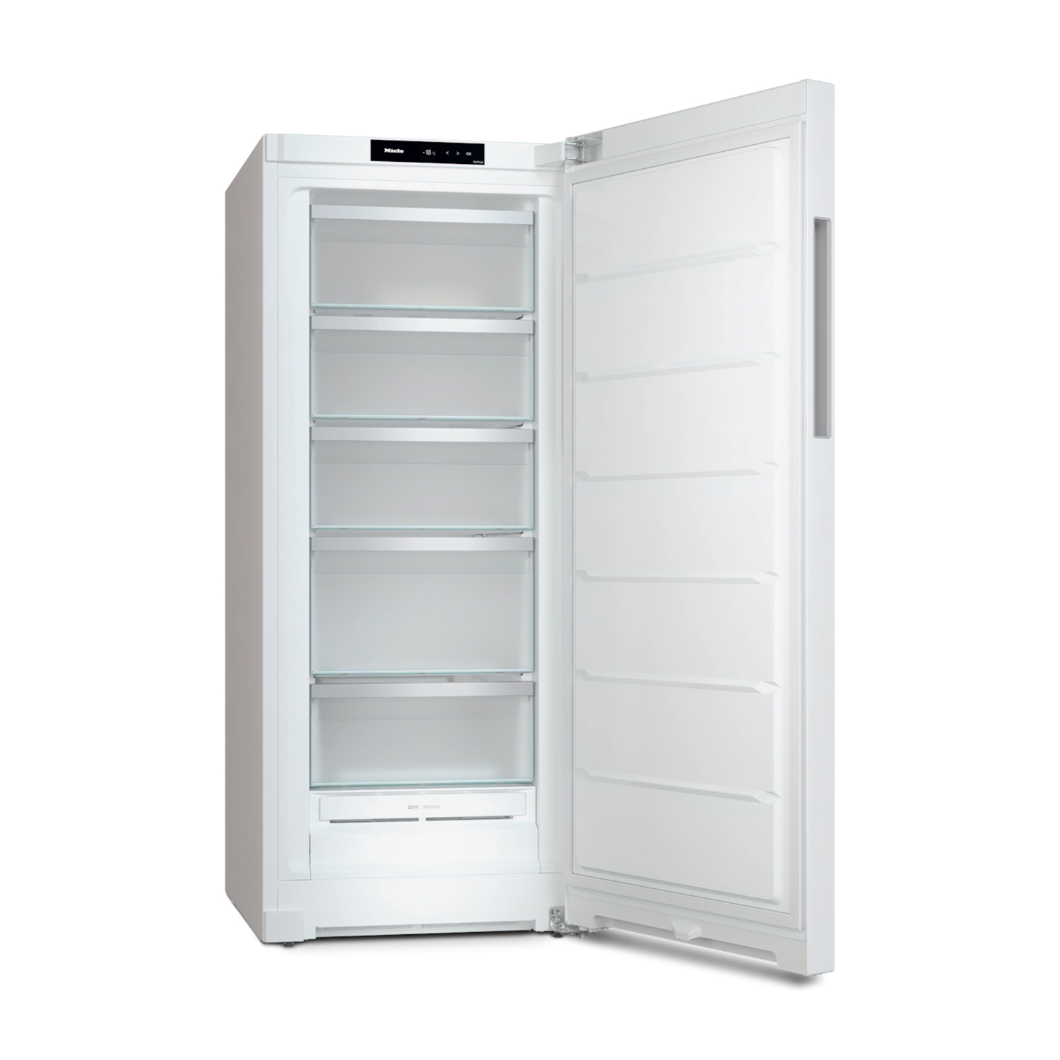 Congelatore bianco con la porta aperta. Ripiani in vetro visibili. Sfondo bianco.