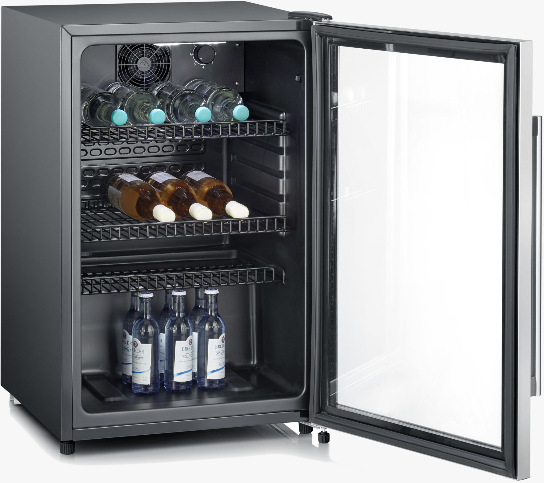 Réfrigérateur noir avec porte vitrée ouverte. Des bouteilles d'eau et de vin sont stockées à l'intérieur.