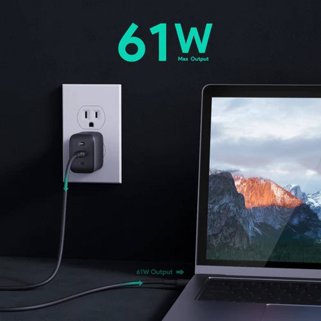 Laptop in carica con uscita da 61W, con una presa a muro.