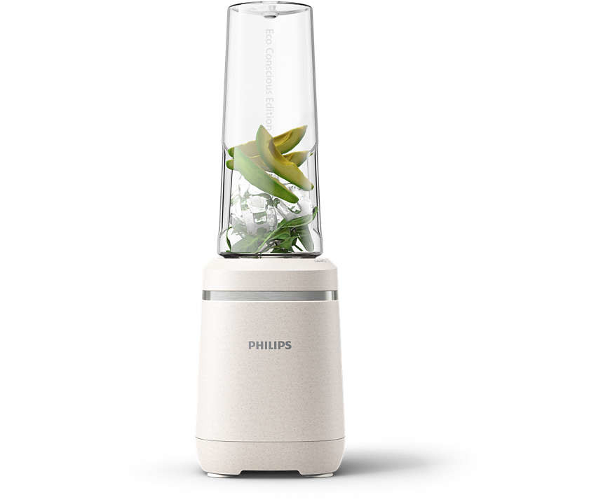 Buz ve meyve dolu şeffaf bir kap ile beyaz bir blender.