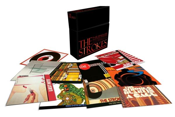 Box-Set von The Strokes Singles. Schwarze Box mit mehreren Albumcovern drum herum. Verschiedene Farben und Designs.