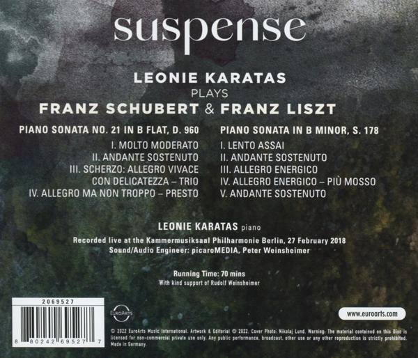 CD-Cover von Leonie Karatas Plays, Text über Musik und Künstler, dunkler Hintergrund.