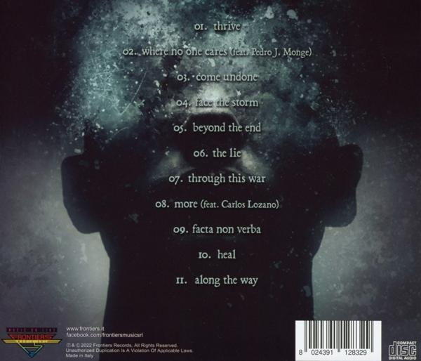 CD-Rückseite mit Songliste auf dunklem Hintergrund und stilisiertem Kopf.
