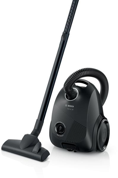 Schwarzer Staubsauger mit langem Griff und Schlauch. Weißer Hintergrund. Bosch Series 2-Etikett vorne.