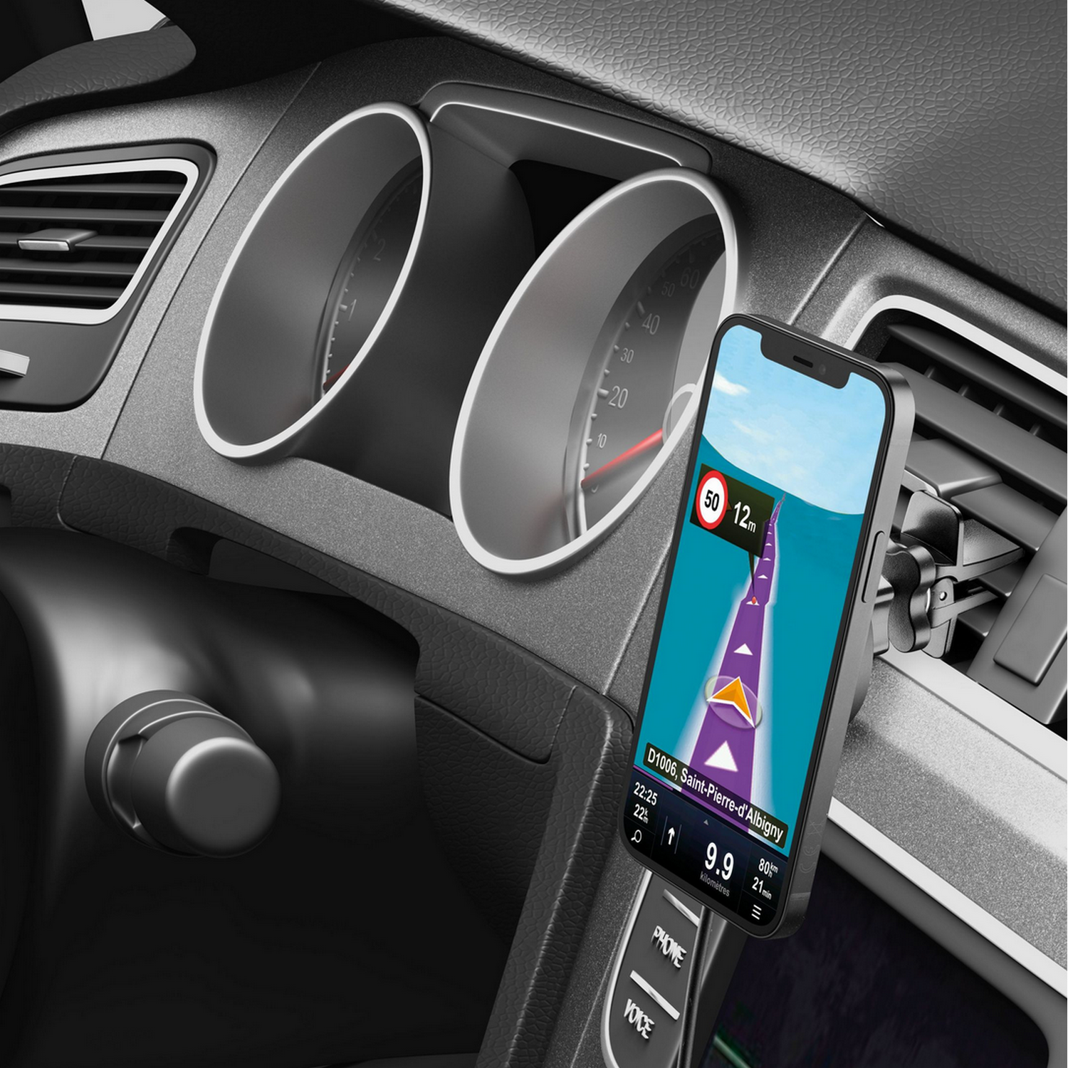 Auto-interieur met telefoon op het dashboard met navigatie-app.