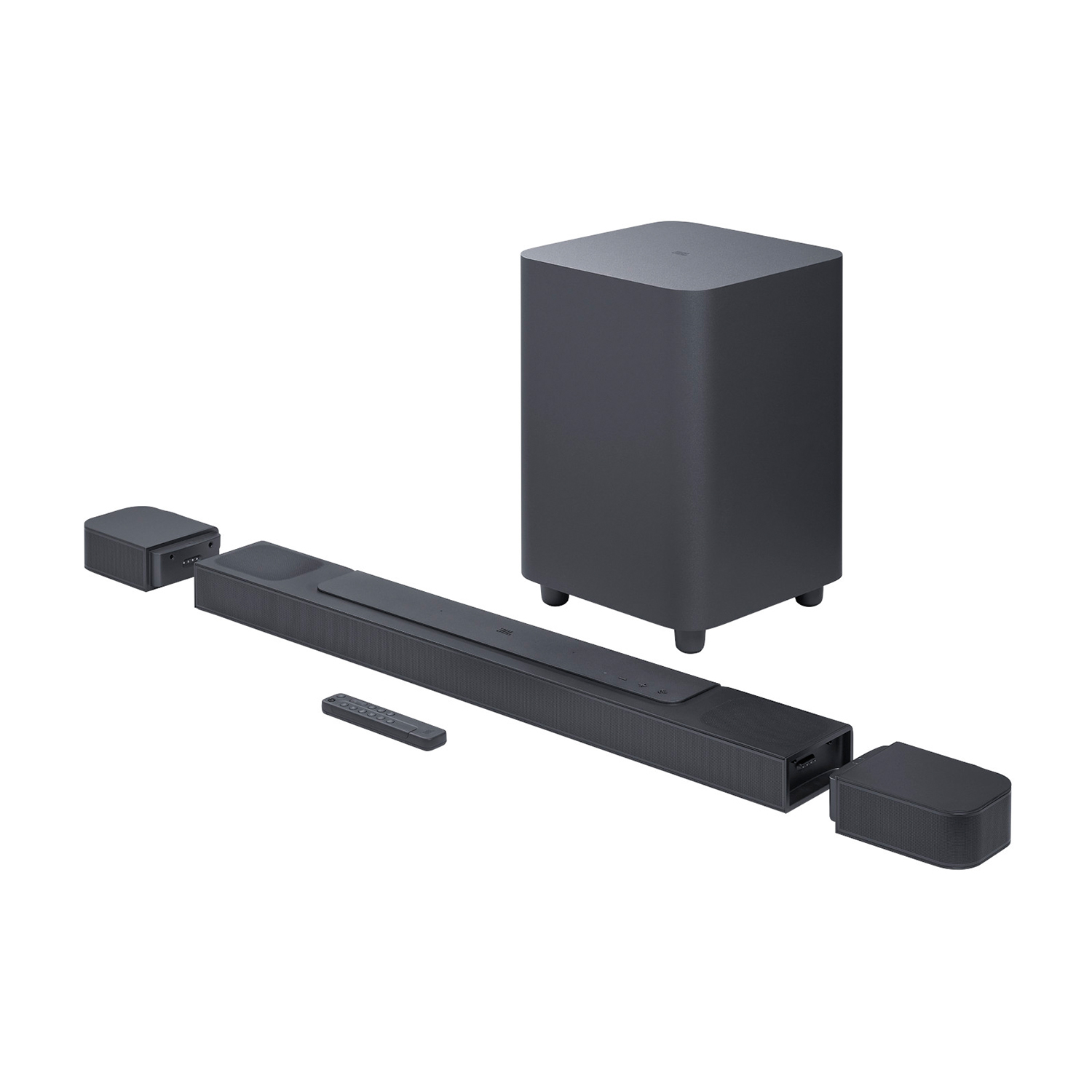 Una soundbar nera con un telecomando, due altoparlanti e un subwoofer su sfondo bianco.