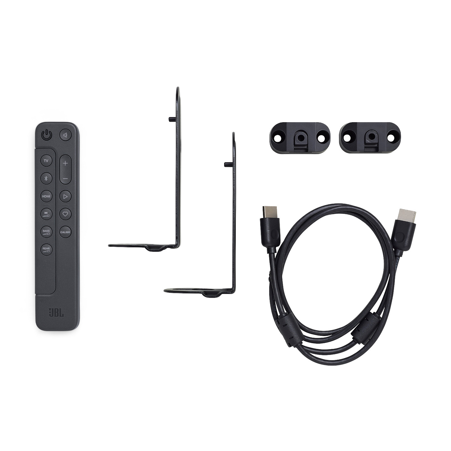 Accessori soundbar JBL: telecomando, staffe, cavi. Colore nero, sfondo bianco.