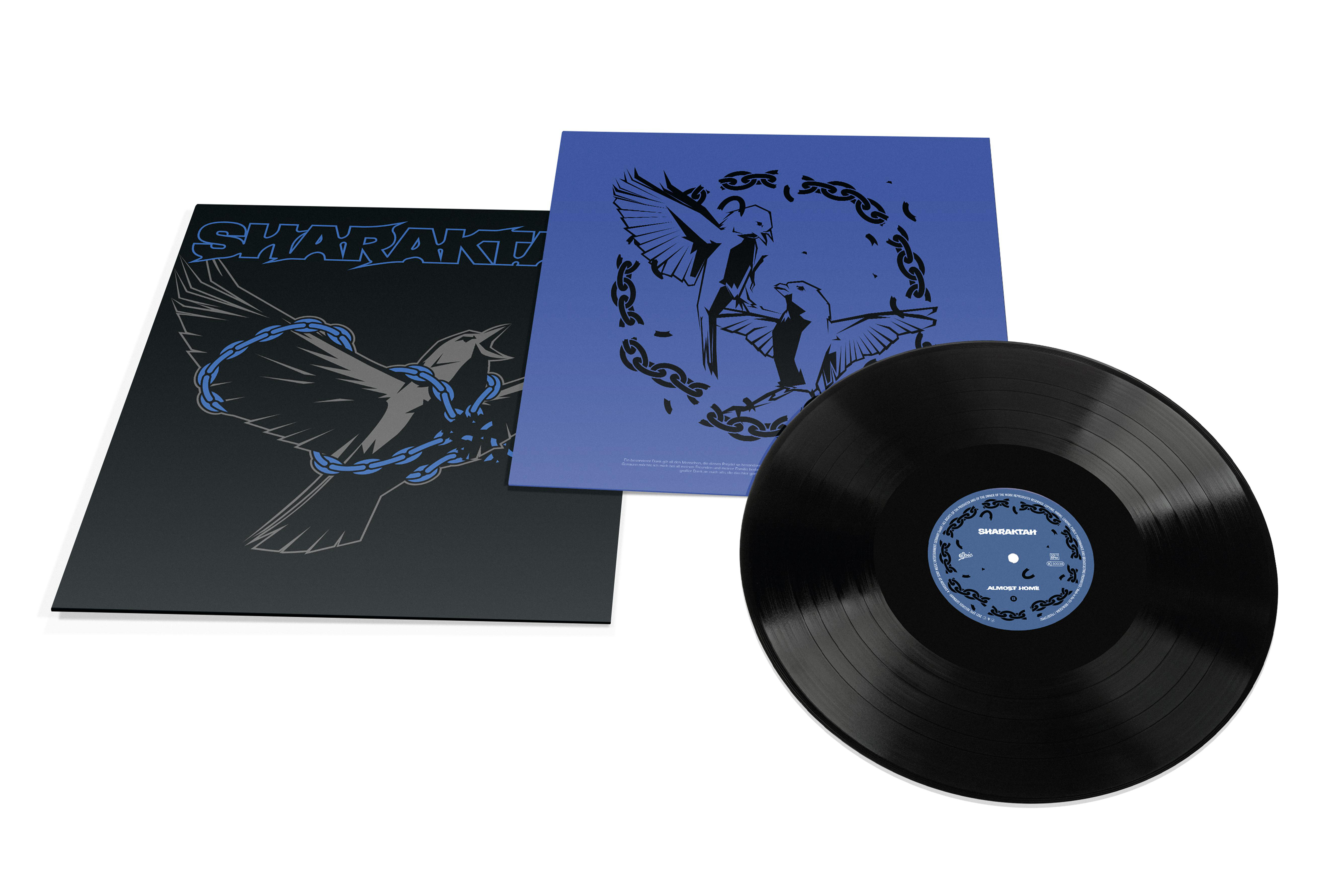 Schallplatten mit Albumcover auf weißer Oberfläche.