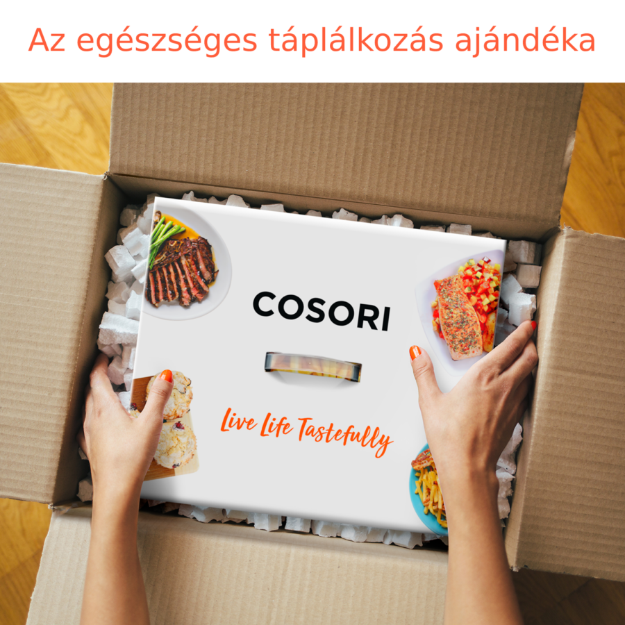 Kezek kinyitnak egy dobozt Cosori márkájú ételekkel, ételek képeivel és szöveggel. Barna doboz.