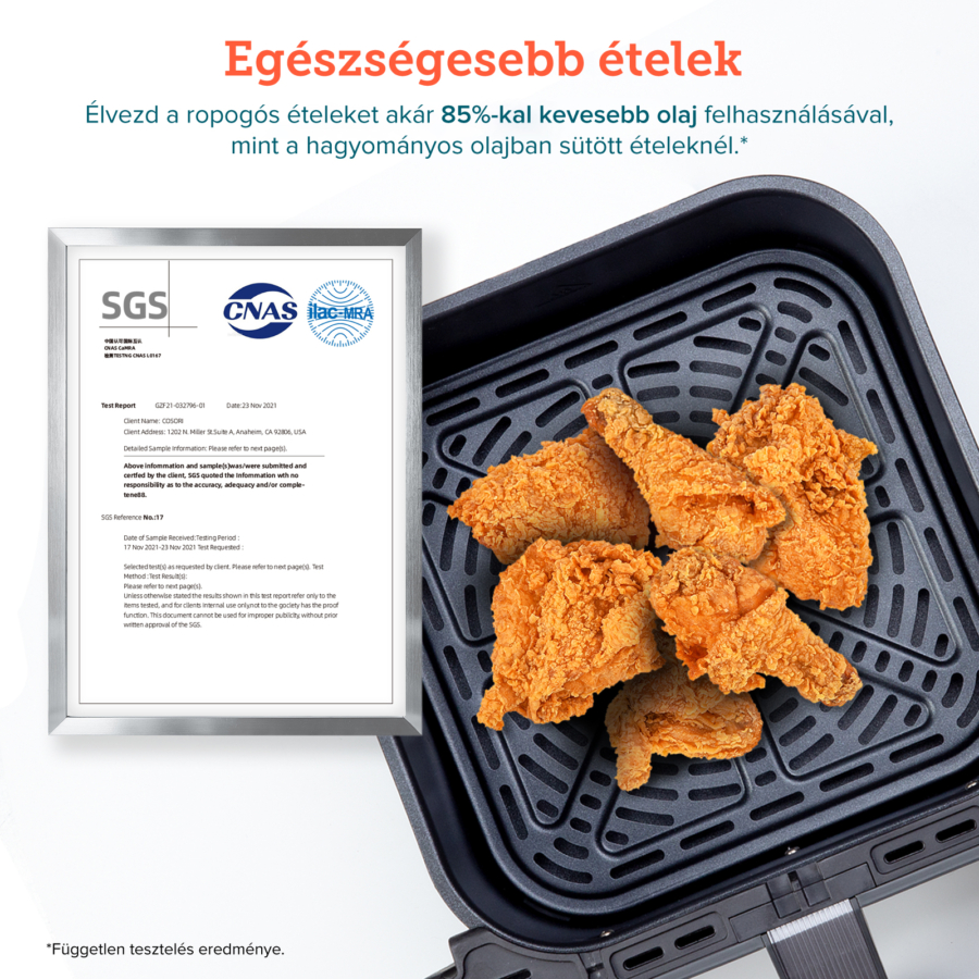 Légkeveréses fritőz sült csirkedarabokkal, ételtállal és a termékről szóló szöveggel ellátott dokumentummal.