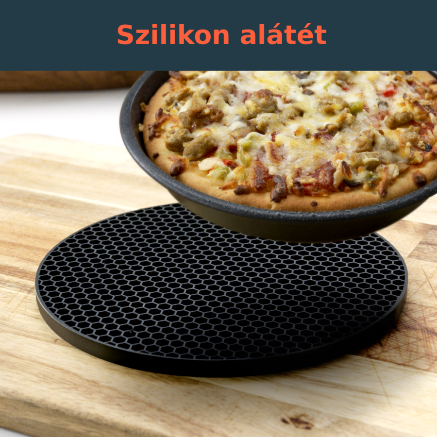 Fekete szilikon alátét pizzával a fa deszkán, magyar nyelvű felirattal.