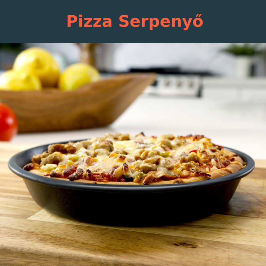 Pizza egy fekete serpenyőben fa felületen szöveggel.