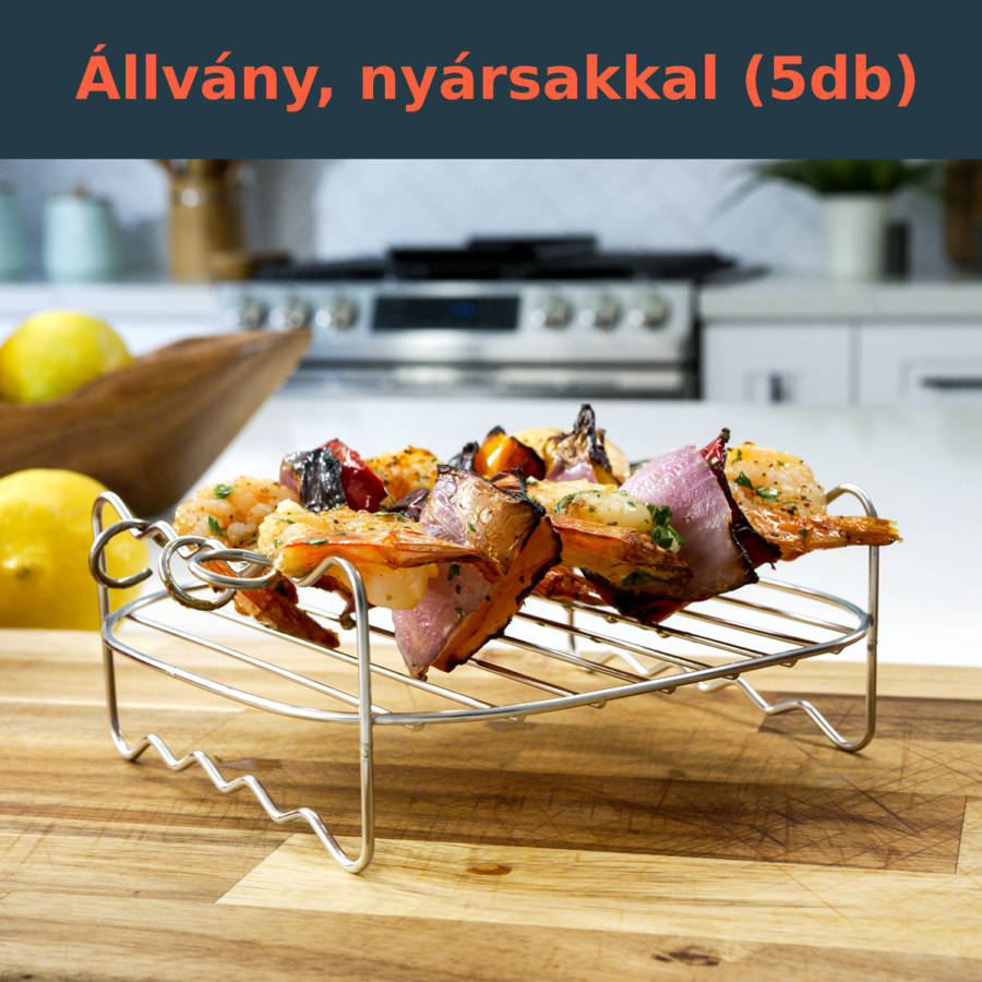 Egy fém grill sült nyársakat tart rákokkal és zöldségekkel egy fa vágódeszkán.