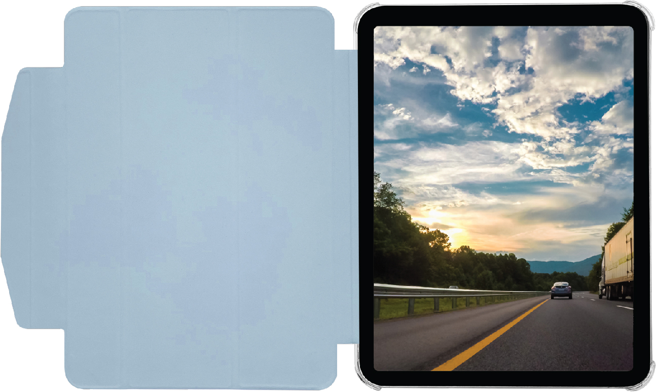 Tablet mit einer Autobahn-Szene auf dem Bildschirm. Es ist in einer blauen Hülle.