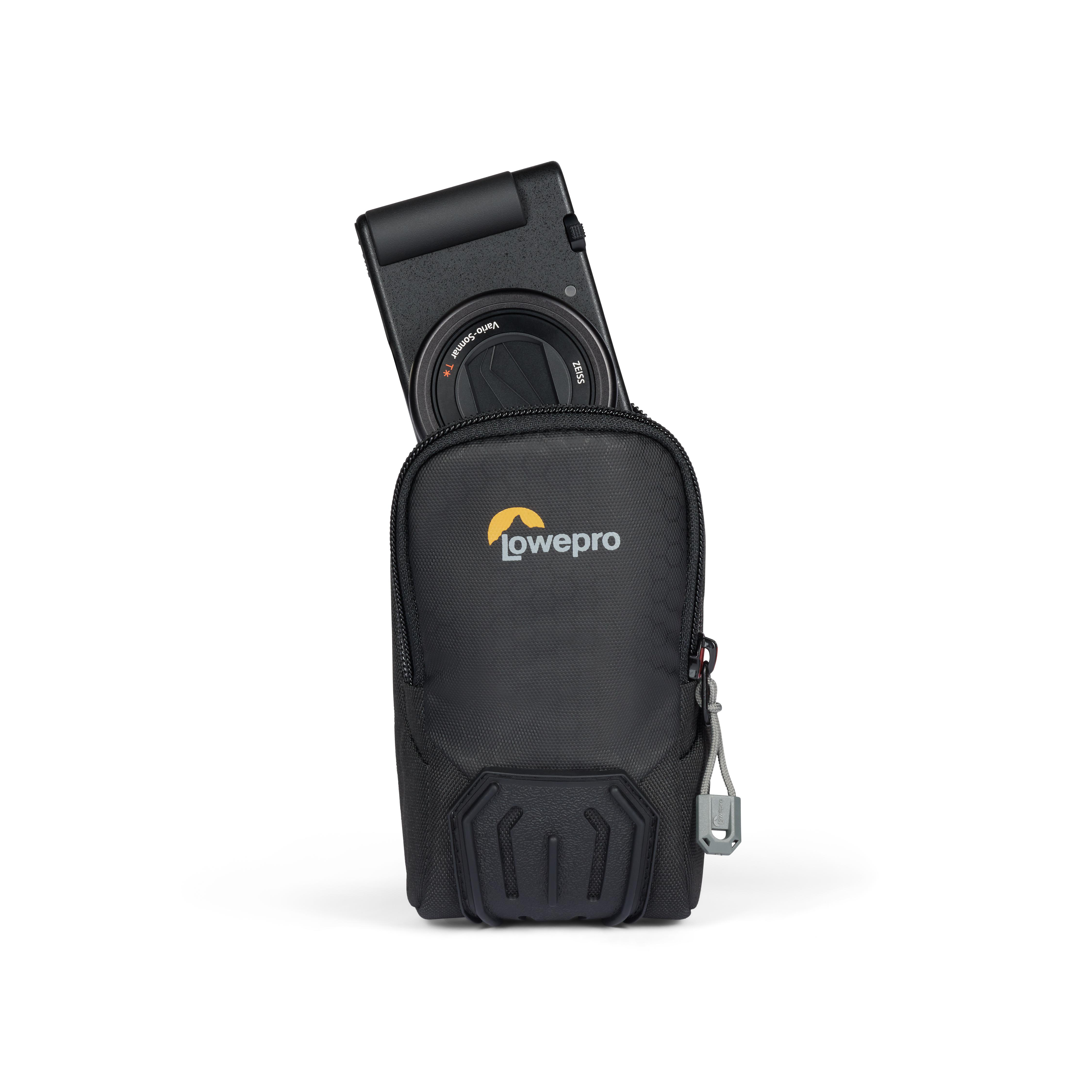 Schwarze Kamera in einer schwarzen Lowepro-Tasche. Weißer Hintergrund.