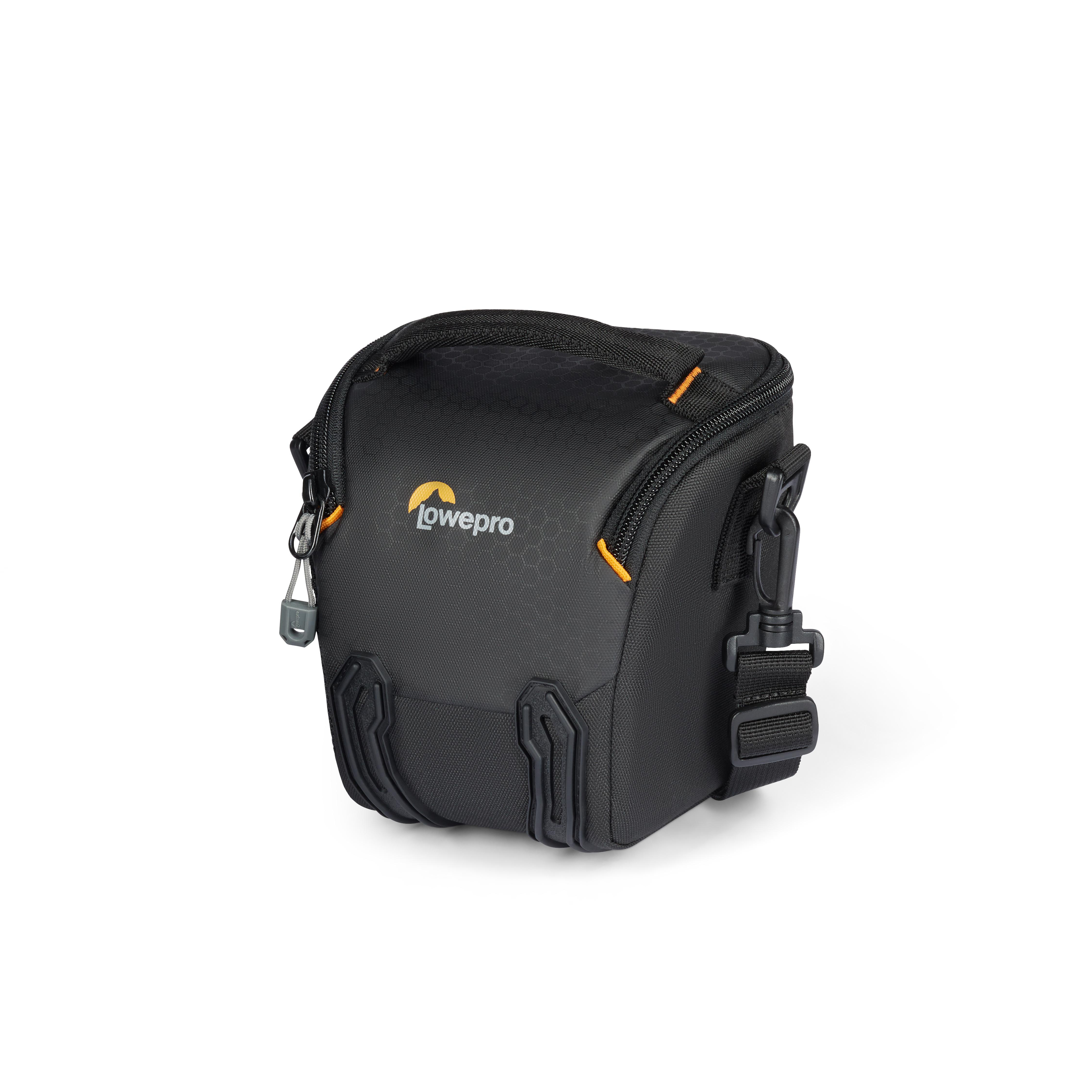 Schwarze Lowepro Kameratasche mit orangefarbenen Akzenten und Schultergurt, vor weißem Hintergrund.