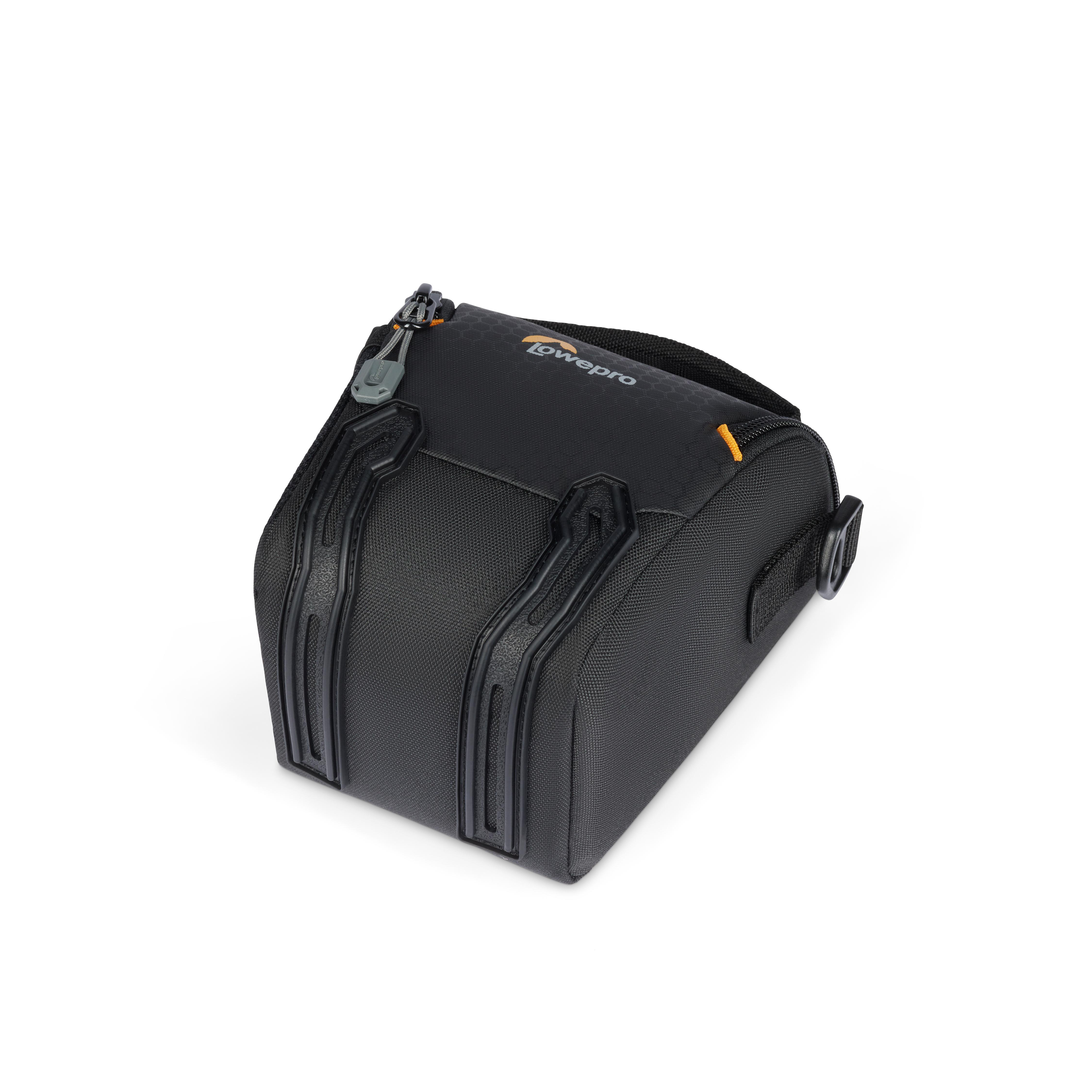 Schwarze Kameratasche mit orangefarbenen Akzenten. Sie hat ein Lowepro-Etikett. Die Tasche ist auf weißem Hintergrund.