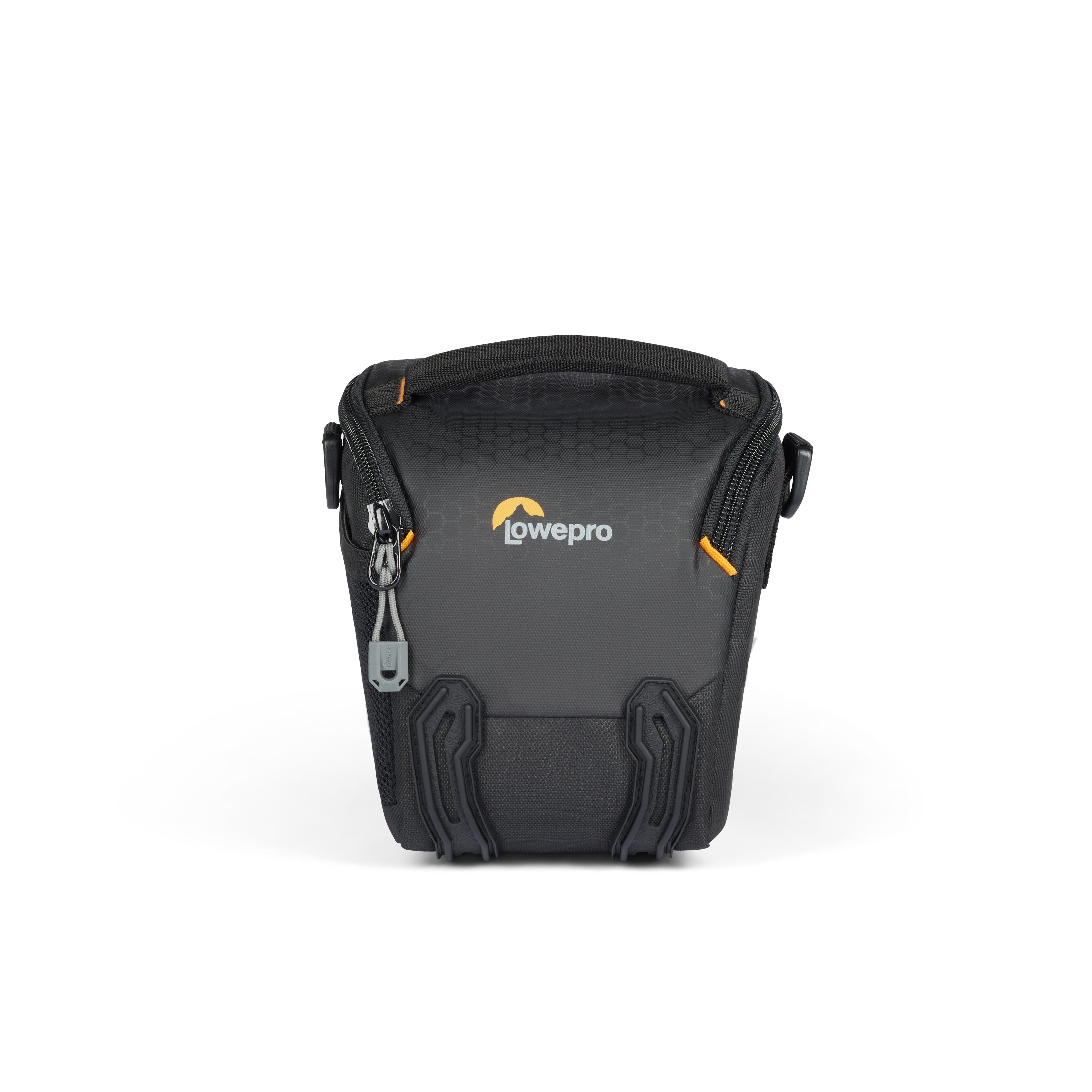 Schwarze Kameratasche mit Reißverschluss oben und Lowepro-Logo. Es ist auf weißem Hintergrund.
