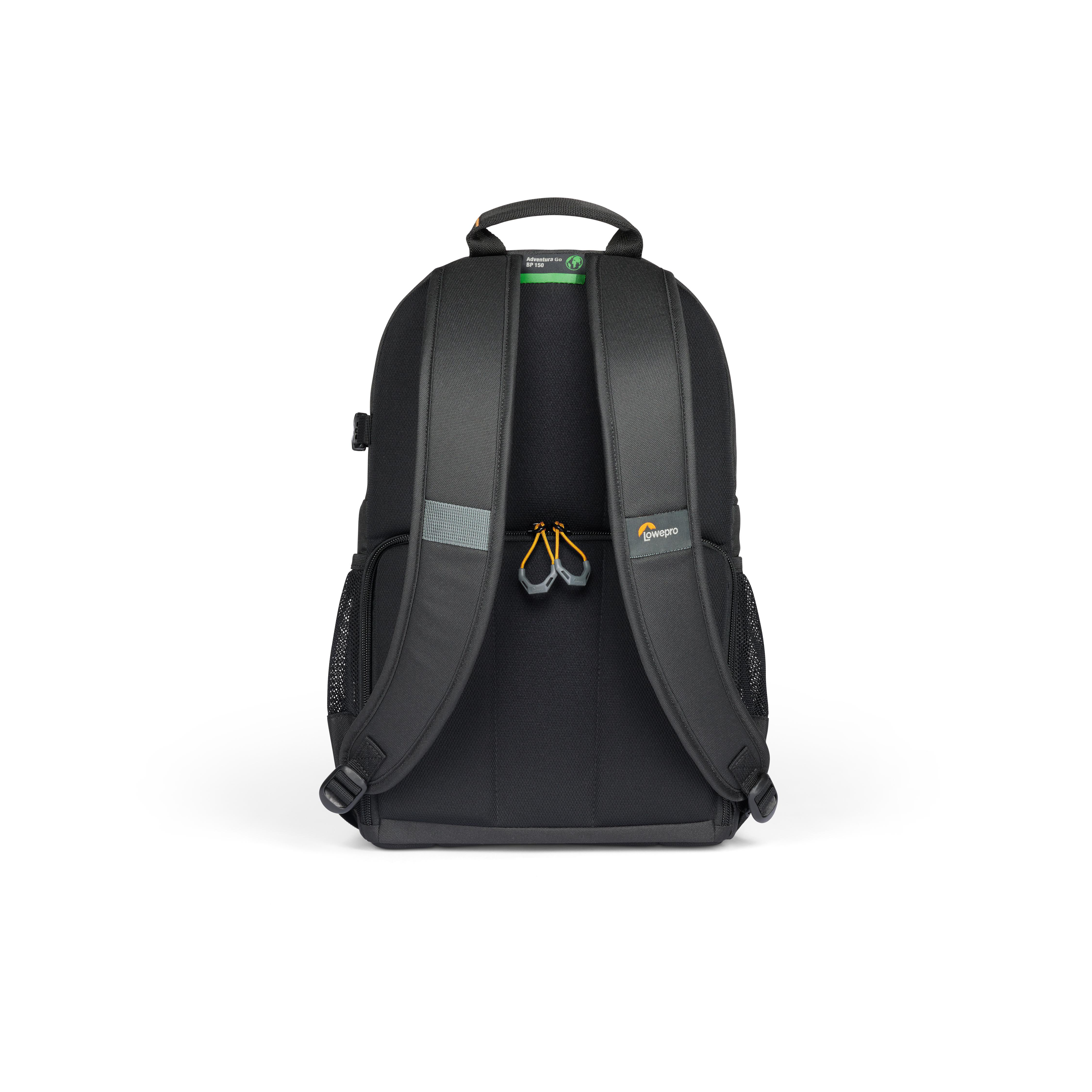 Schwarzer Rucksack mit Lowepro-Logo, Rückansicht. Weißer Hintergrund.