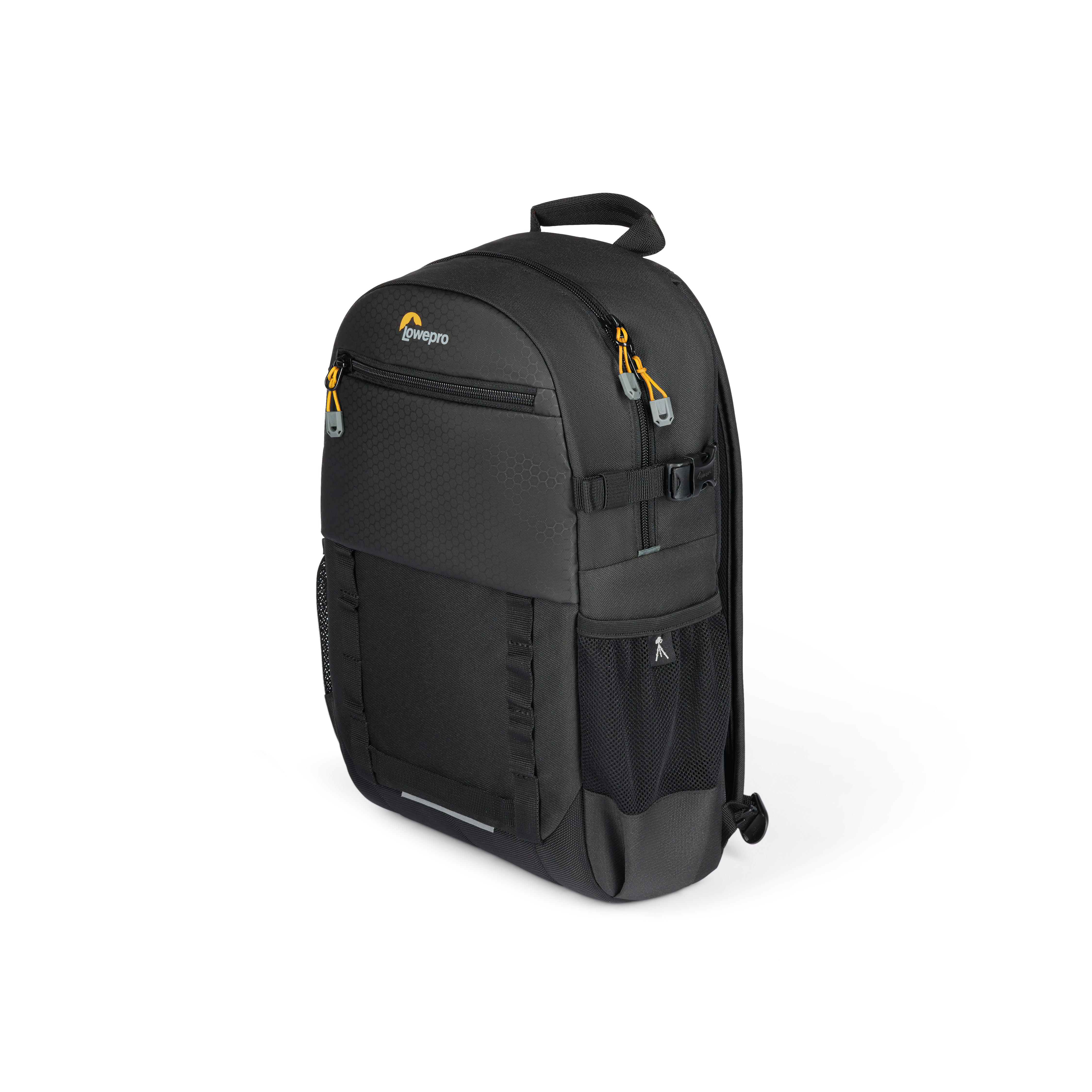 Schwarzer Rucksack mit Lowepro-Logo und einer Seitentasche. Es ist auf weißem Hintergrund.