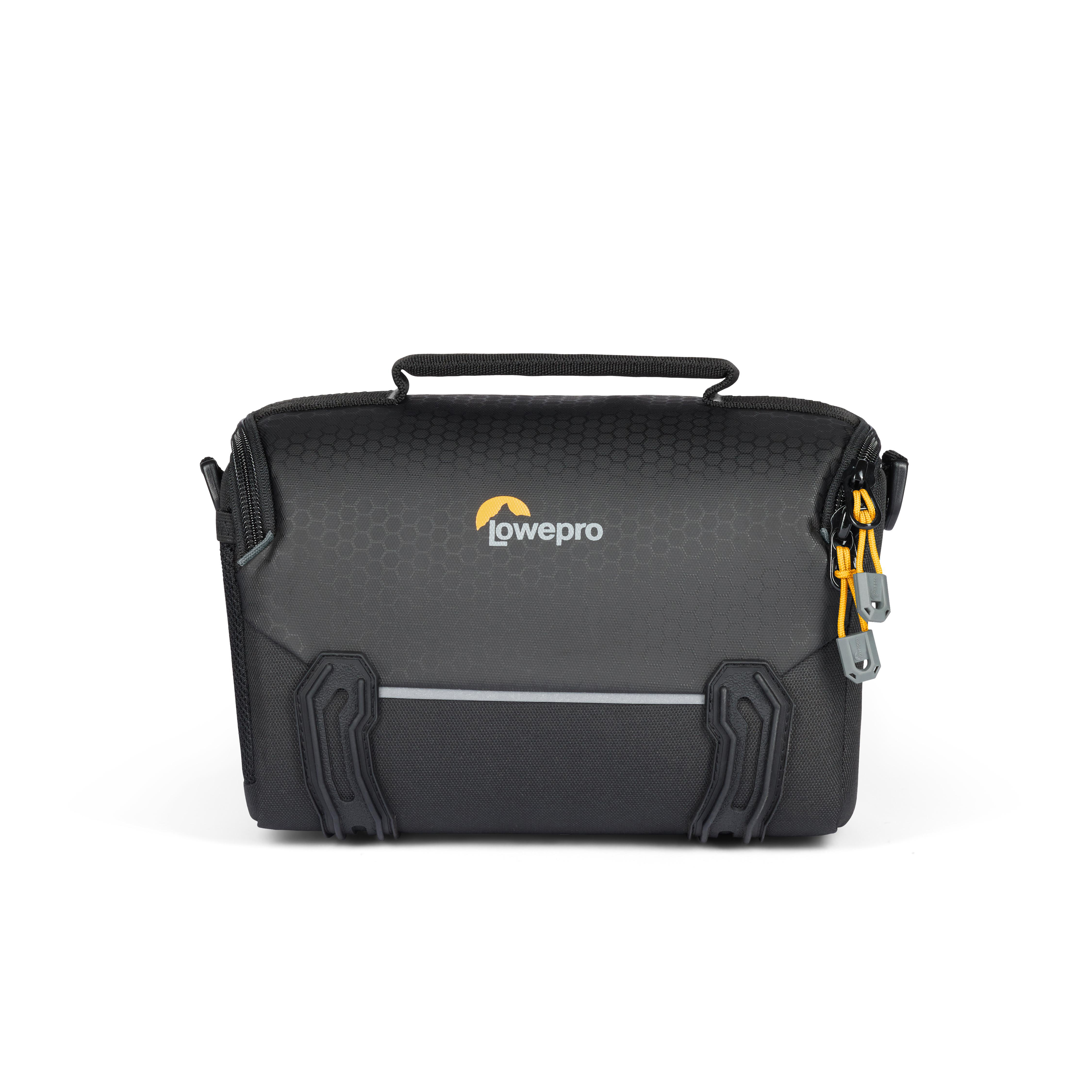 Schwarze Lowepro Kameratasche. Mit Griff, Reißverschluss und gelben Akzenten. Weißer Hintergrund.