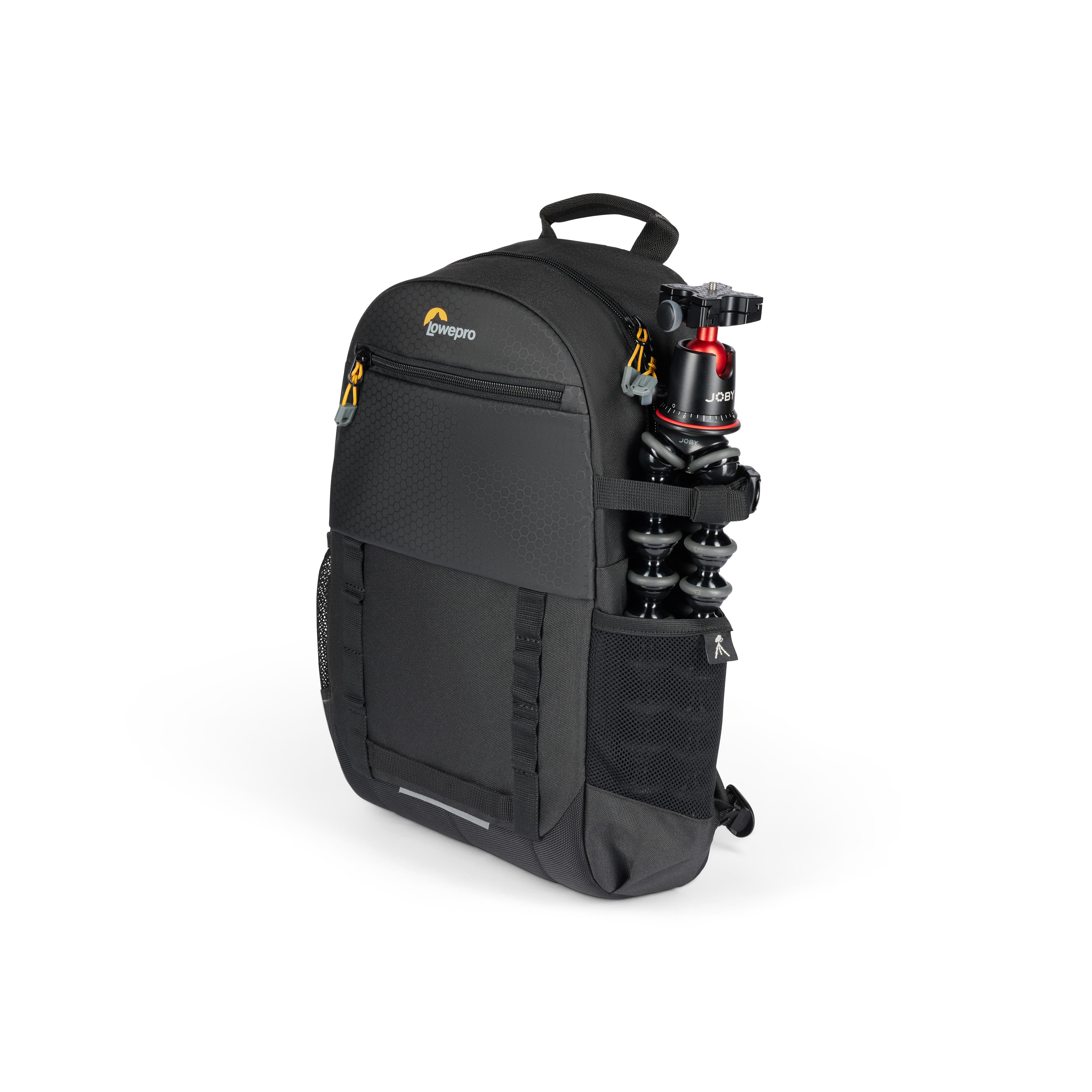 Lowepro Kamera-Rucksack mit einem Stativ an der Seite befestigt.