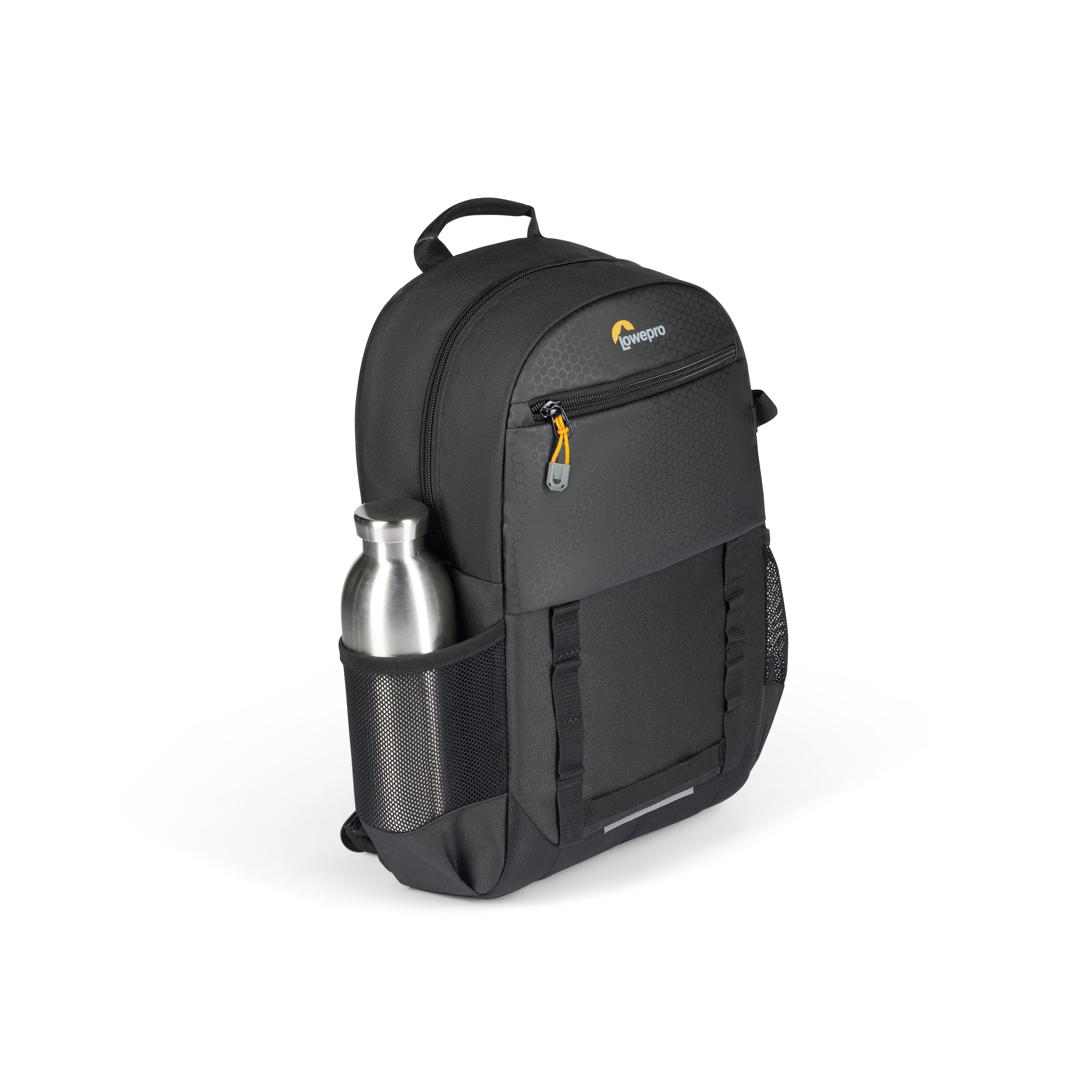 Schwarzer Rucksack mit silberner Wasserflasche in Seitentasche.