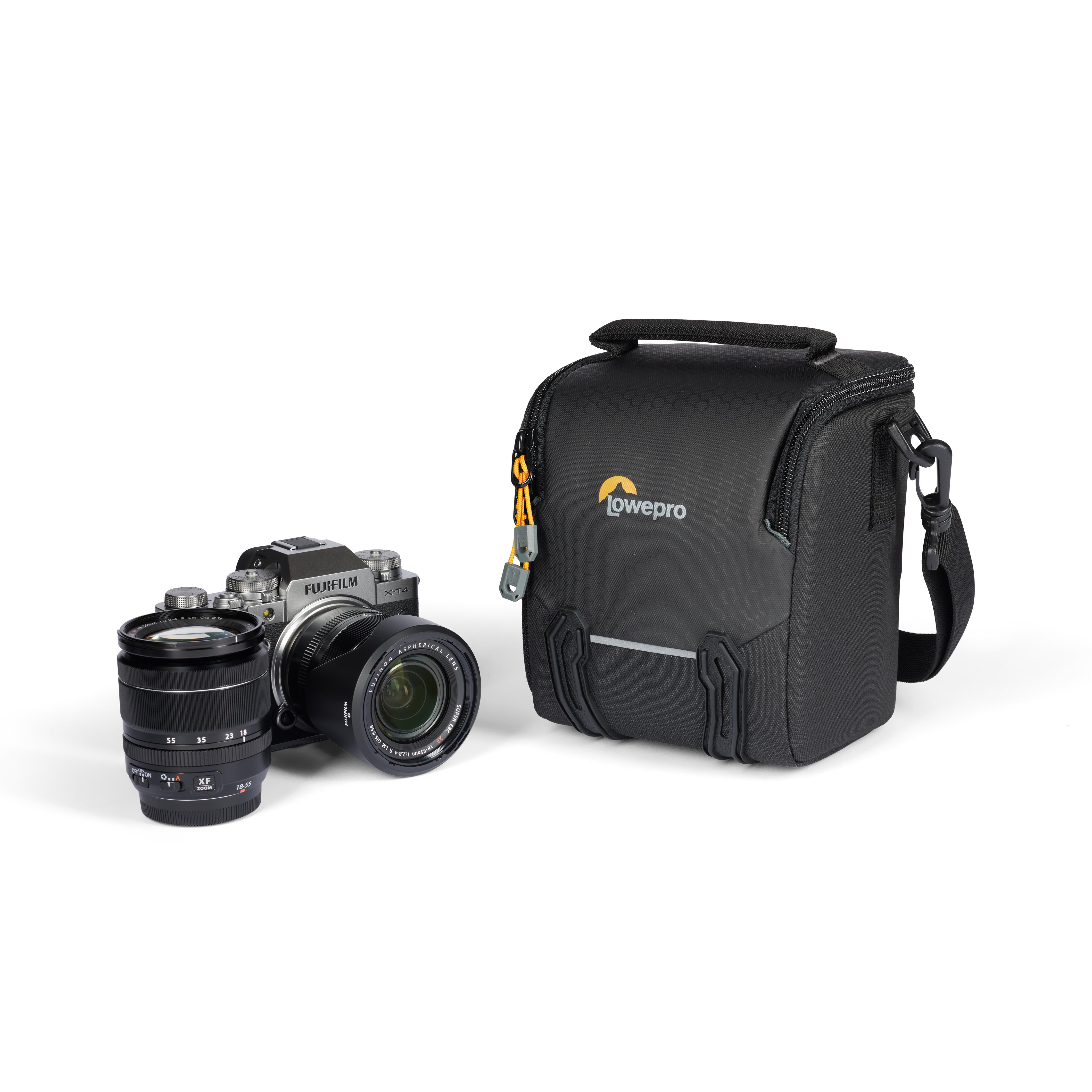 Kamera, Objektiv und eine Lowepro Kameratasche auf weißem Hintergrund.
