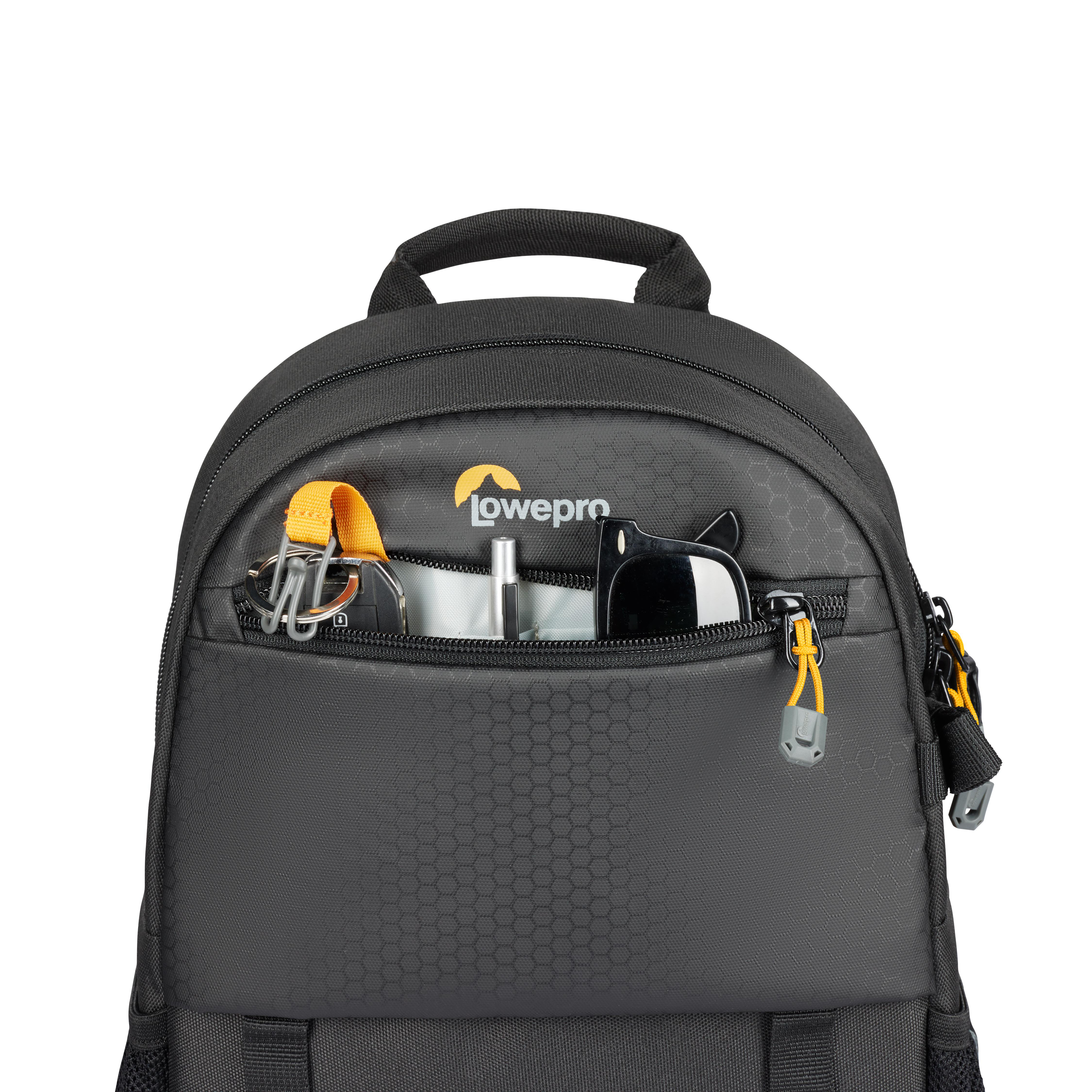 Ein grauer Rucksack mit einer Vordertasche mit Gegenständen, einem schwarzen Griff und Reißverschluss.