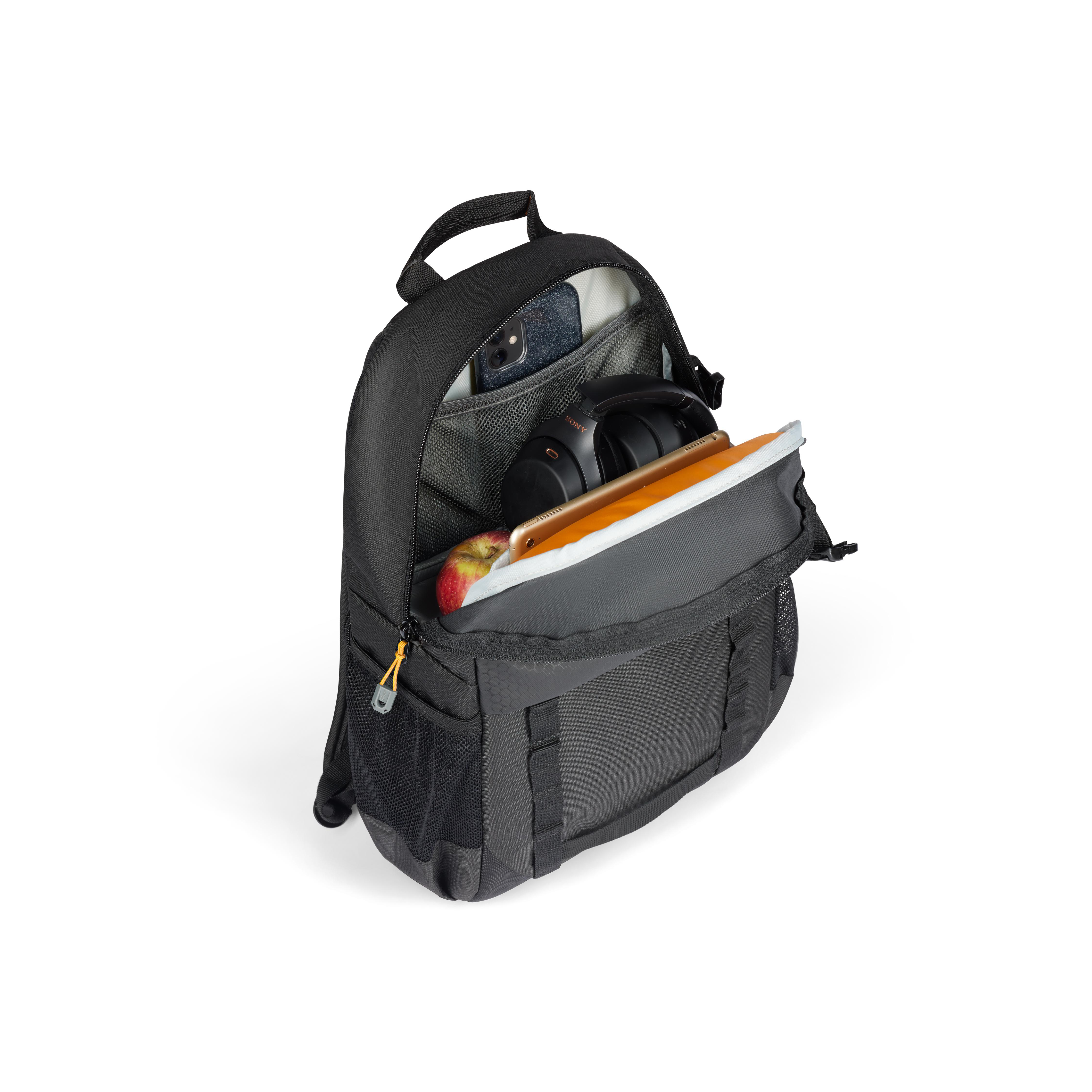 Schwarzer Rucksack, offen, mit Tablet, Kopfhörern, Telefon und Apfel. Weißer Hintergrund.