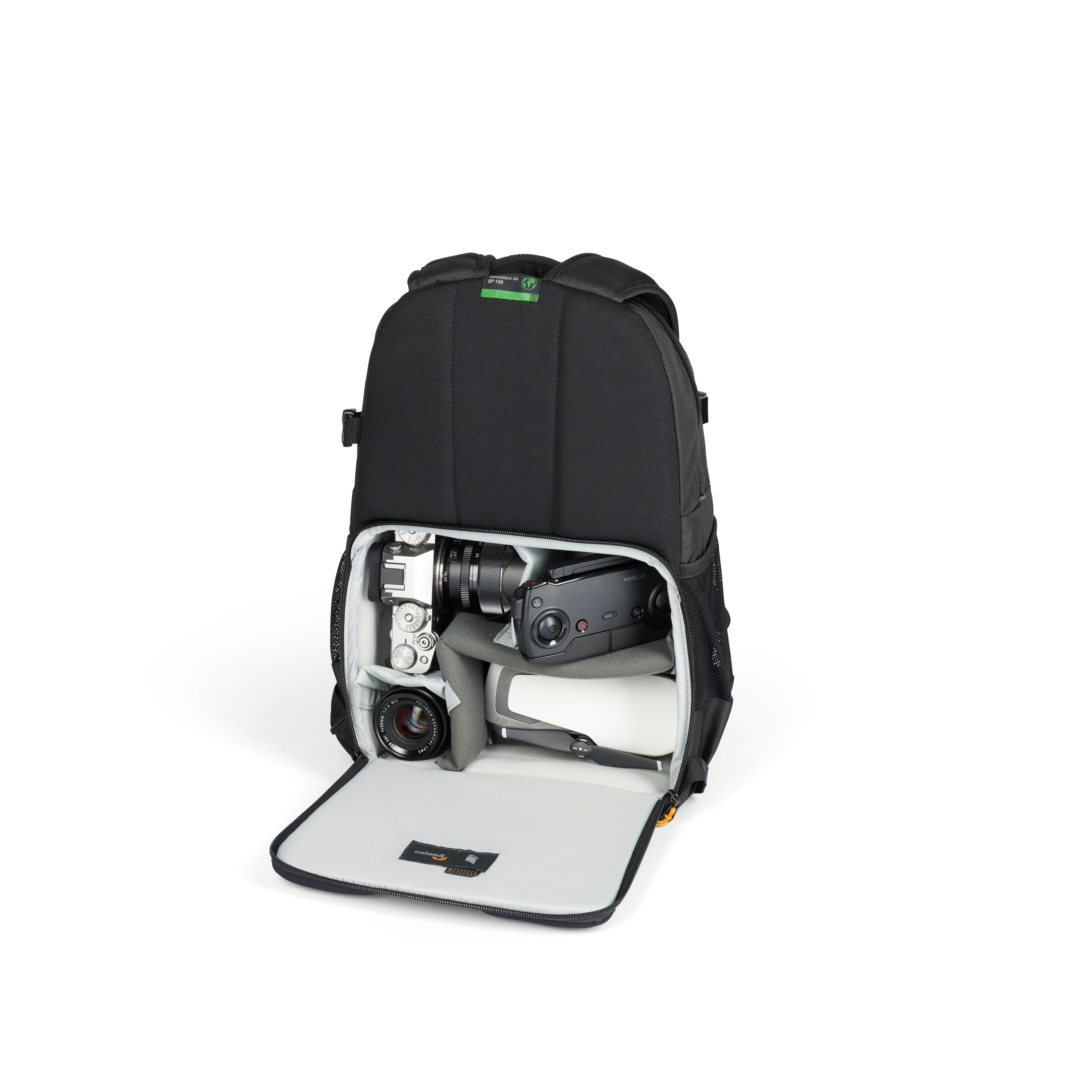 Offener schwarzer Rucksack, gefüllt mit Kamera, Drohne, Objektiven und Zubehör auf weißem Hintergrund.