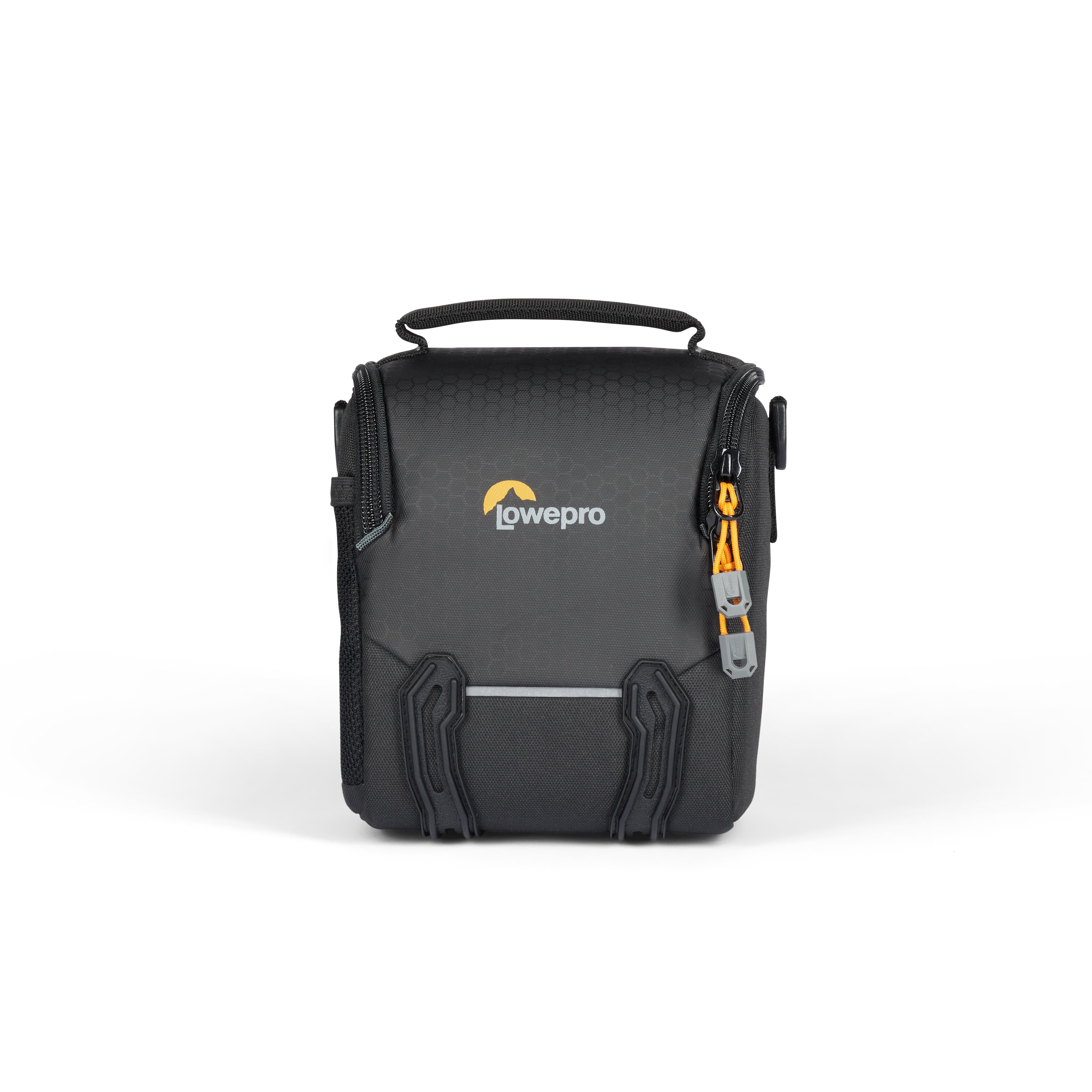 Schwarze Lowepro Kameratasche mit Griff und Reißverschluss. Weißer Hintergrund.