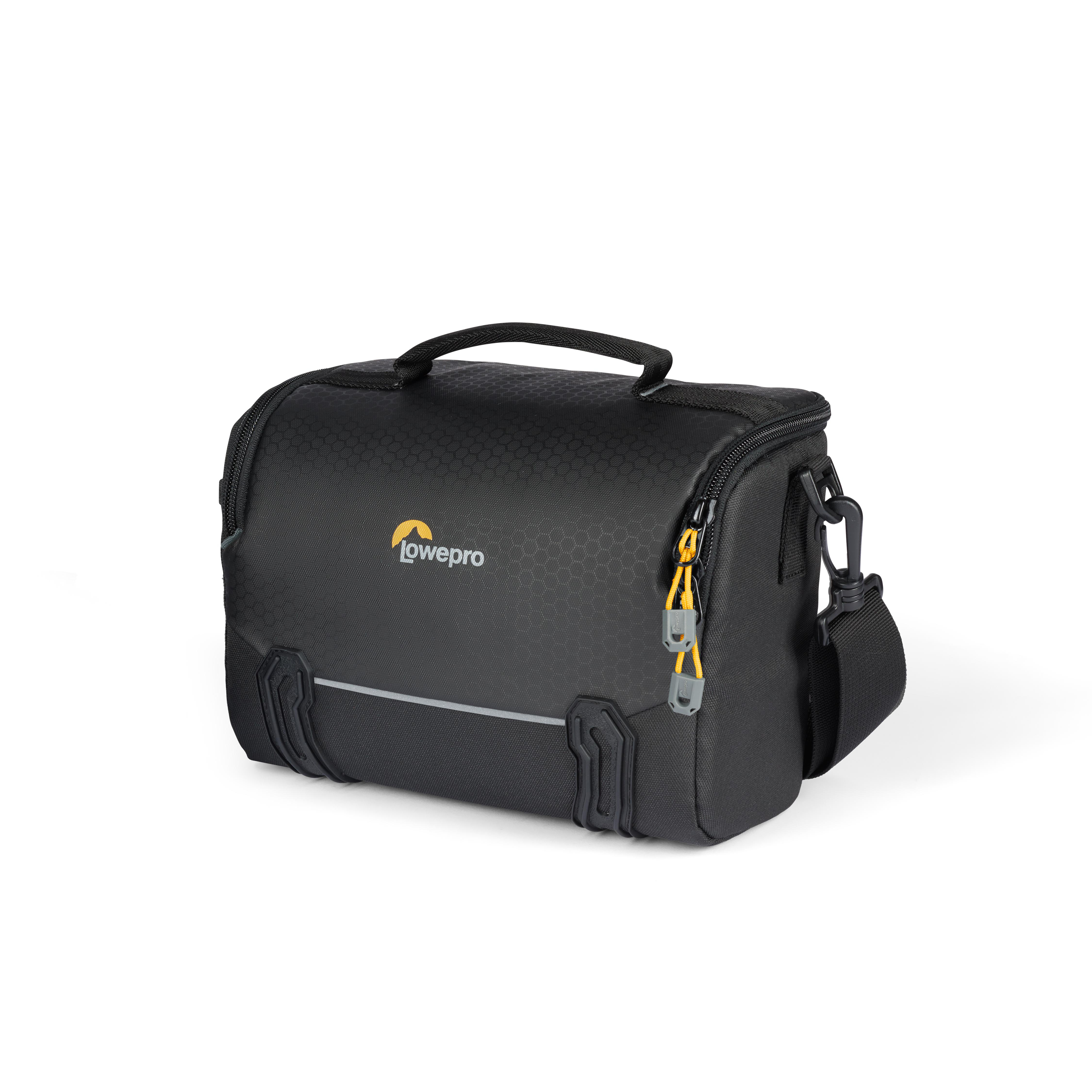Eine schwarze Lowepro Kameratasche mit gelben Akzenten auf weißem Hintergrund. Sie hat einen Griff und einen Gurt.