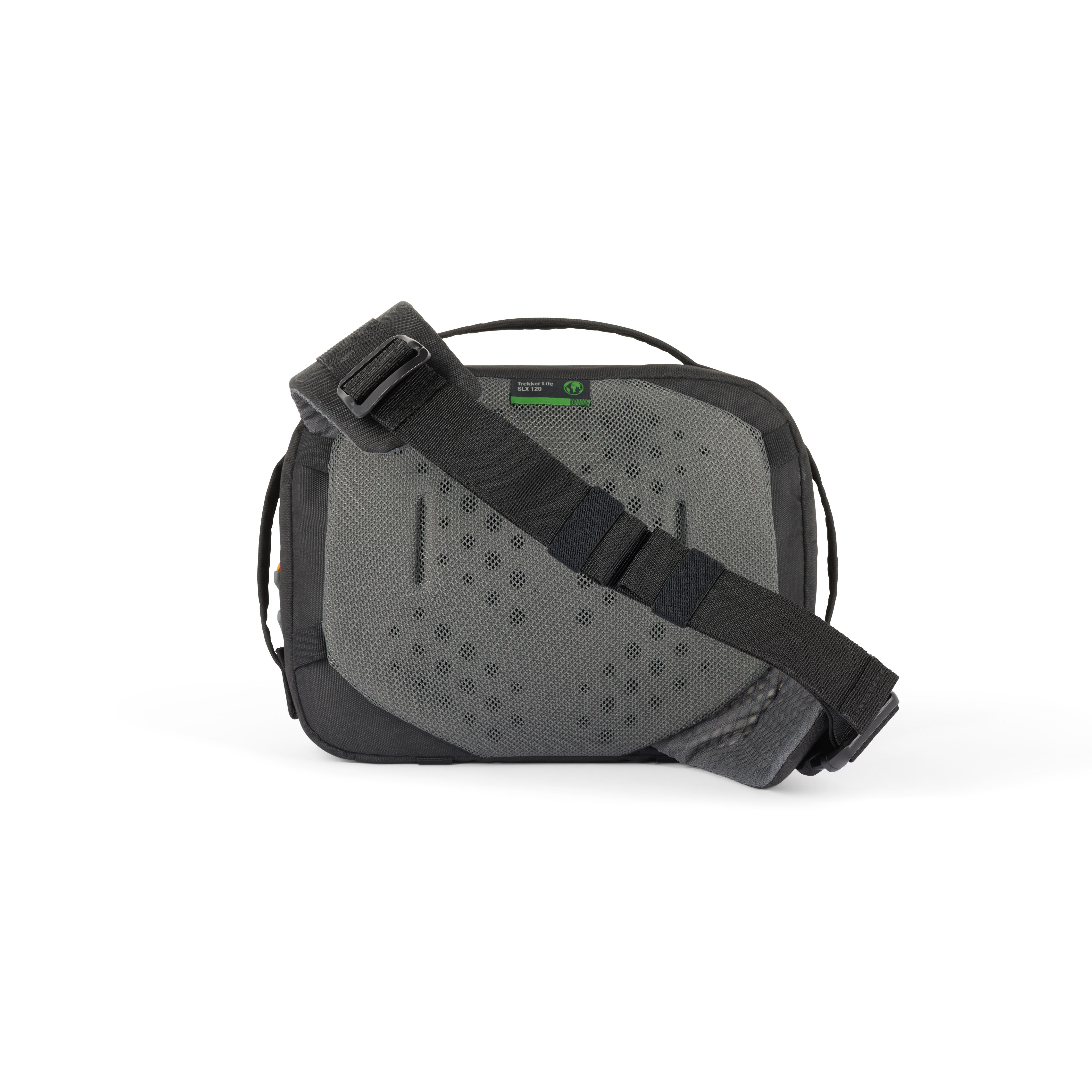 Schwarzer Rucksack mit grauem Mesh-Rücken. Ein schwarzer Riemen liegt über der Tasche. Weißer Hintergrund.