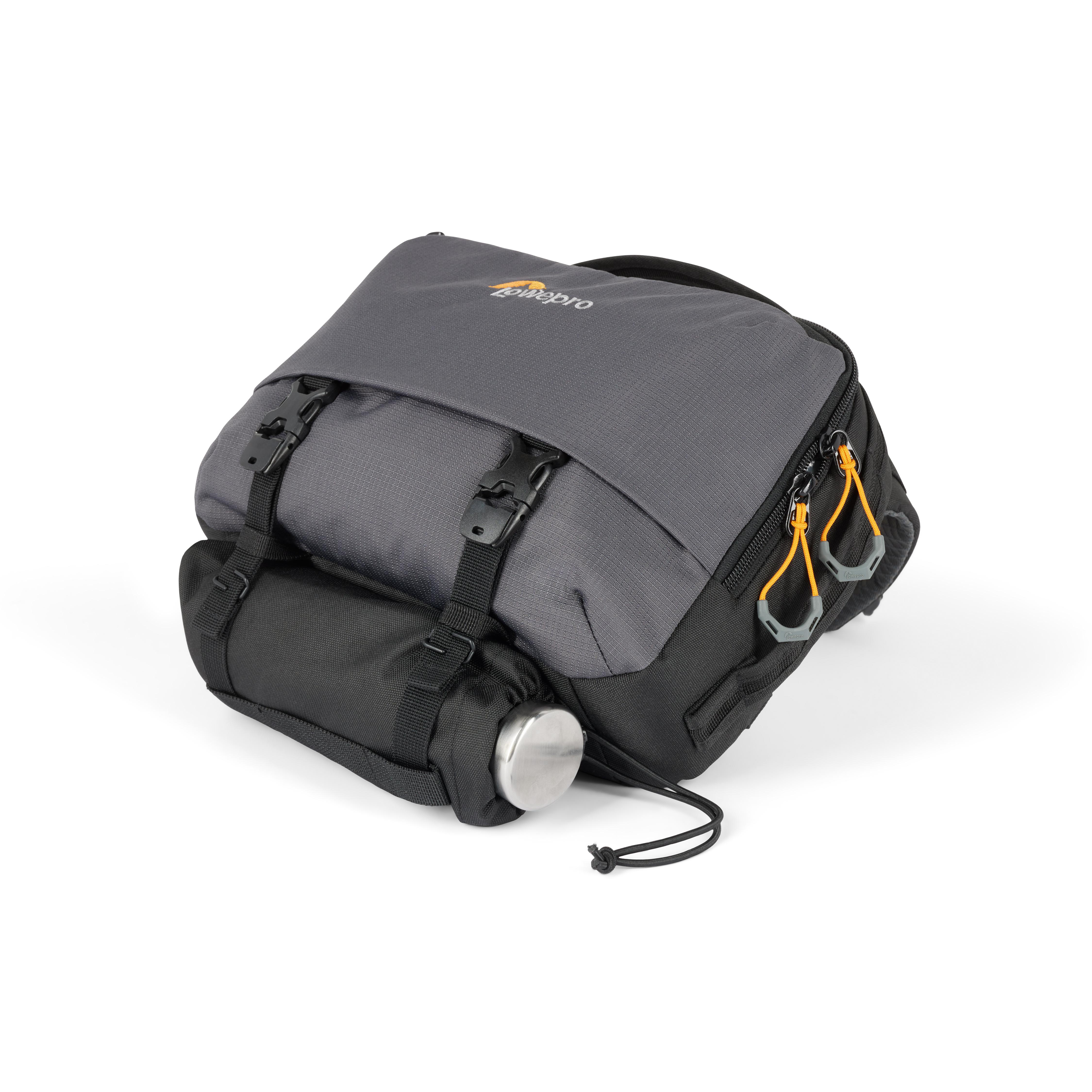 Grau-schwarze Lowepro-Kameratasche mit Wasserflasche.
